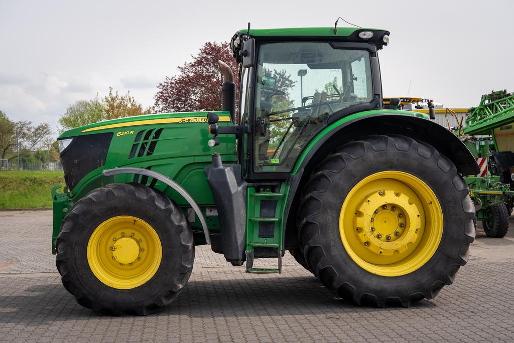John Deere 6210R