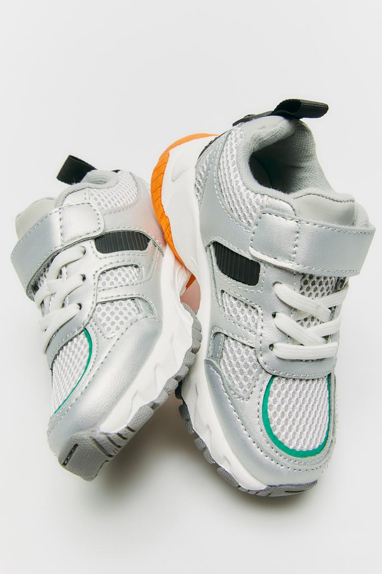 Спортивні кросівки з сітчастої тканини білі