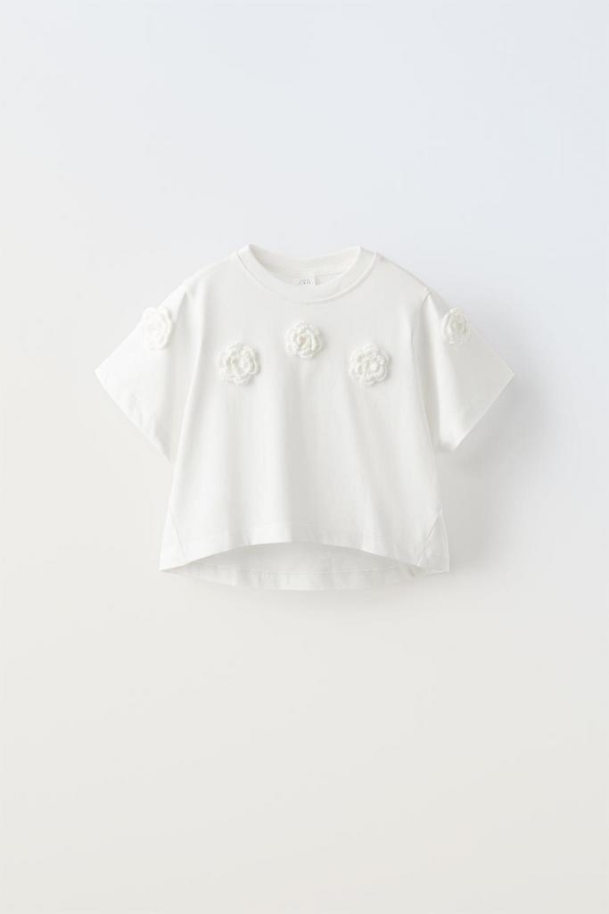 Футболка з в'язаними квітами Біла