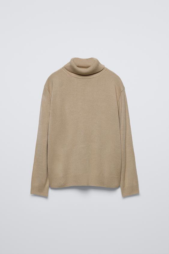 Простий светр з високим коміром