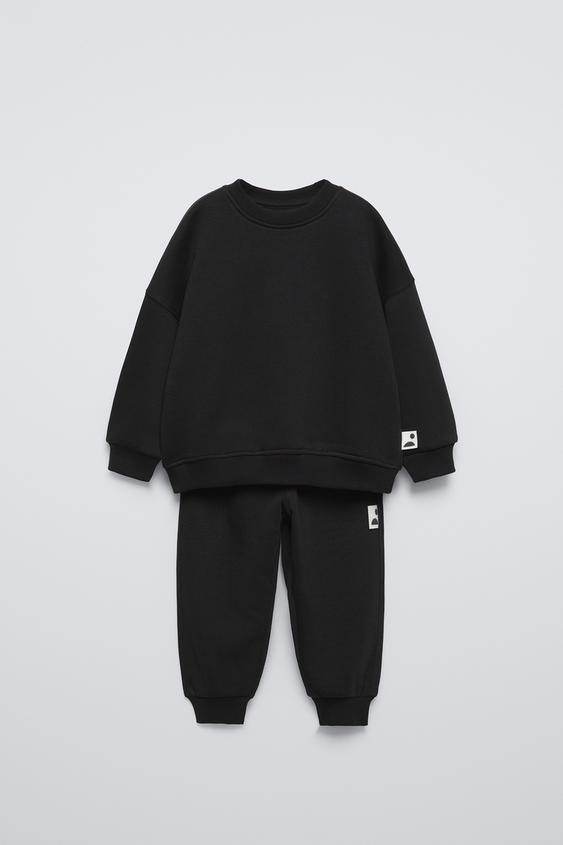 Комплект зі світшота та штанів-джогерів з нашивкою