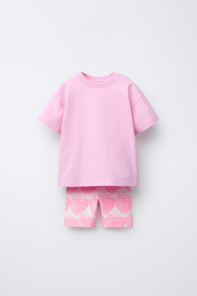 Однотонна футболка із принтом та легінси-велосипедки