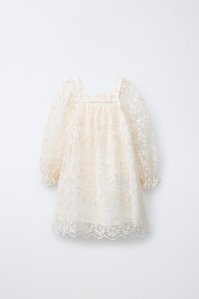 Сукня з вишитими квітами