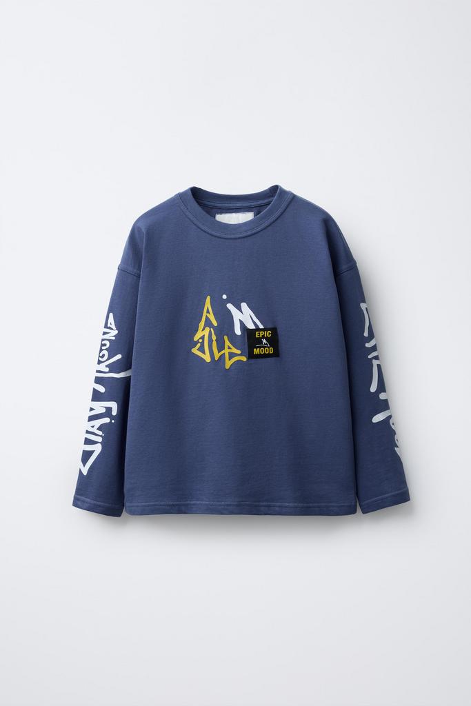 Лонгслів з етикеткою та графіті