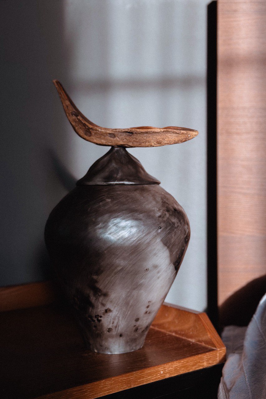 Декоративный сосуд с деревянным элементом. Восстановительный обжиг