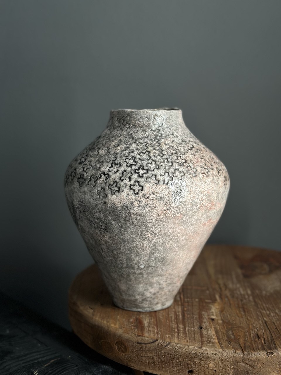 Ваза из обжига саггар "Кресты"