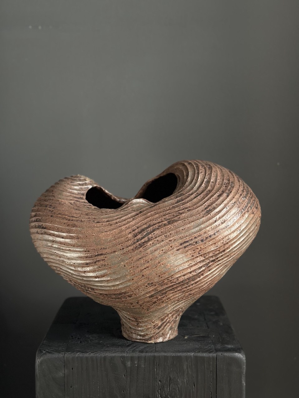 Сосуд "Сердце" с зольной глазурью