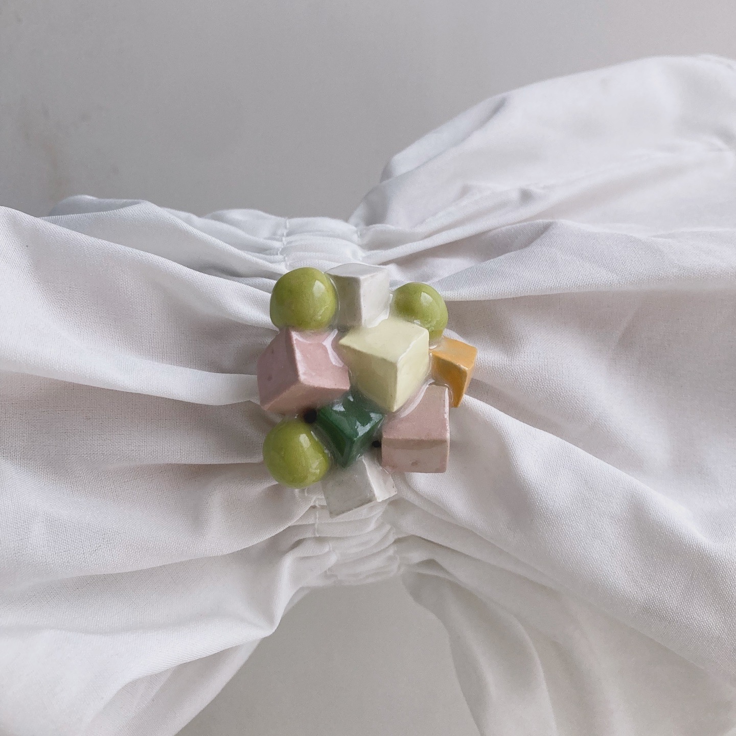 Брошь «Брызги салата»