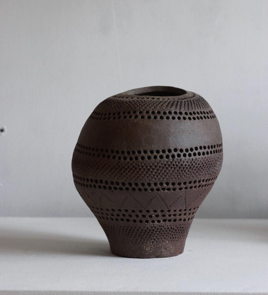 Ваза ямочно-гребенчатая