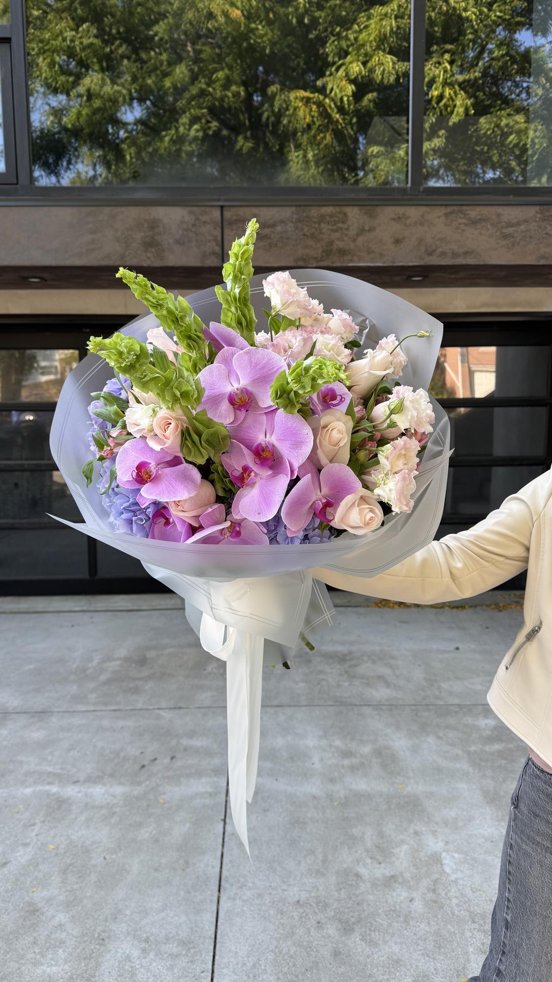 MIX BOUQUET Orchids with roses and fillers