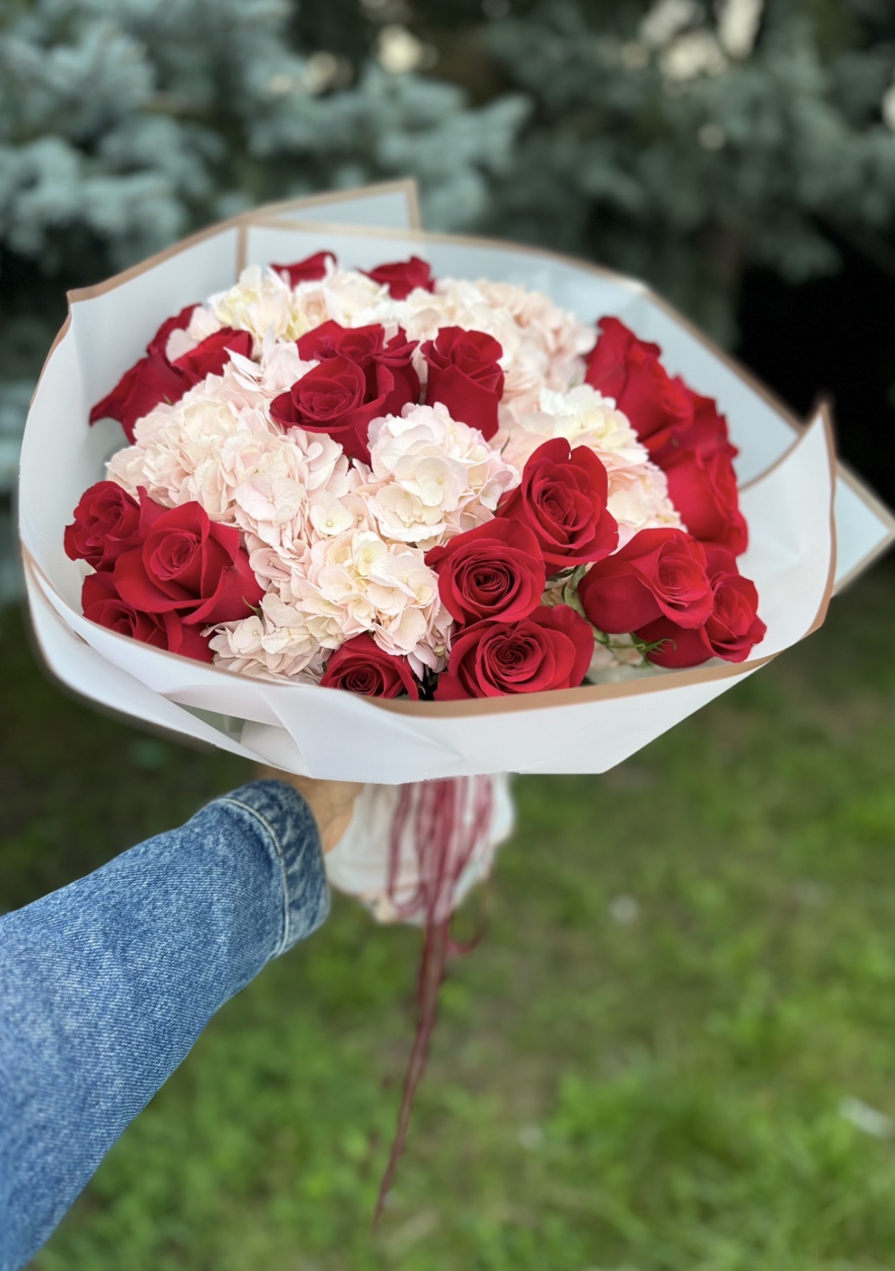 MIX BOUQUET RED ROSES AND HYDRANGEAS