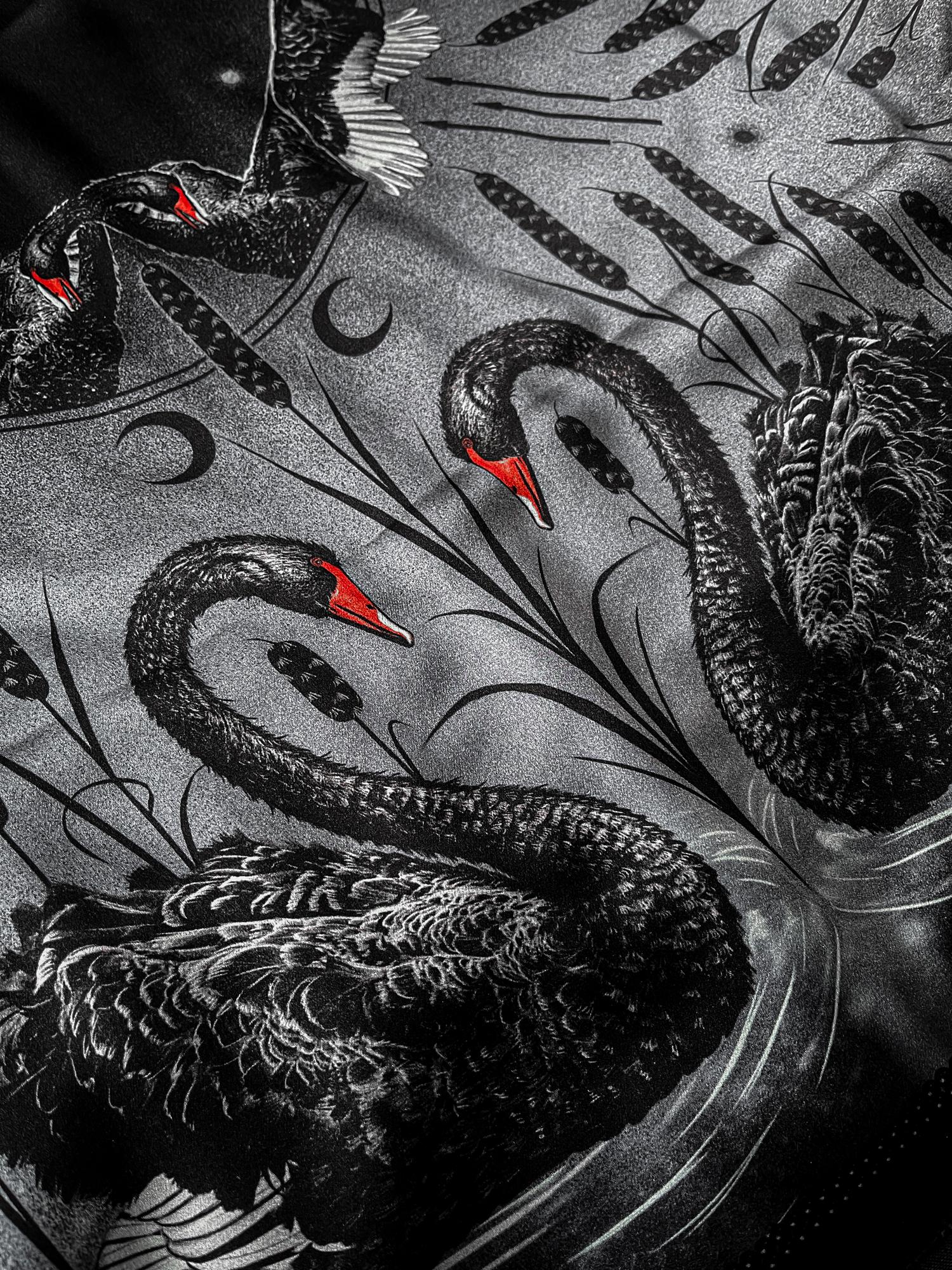 Платок "Черные лебеди" Графит