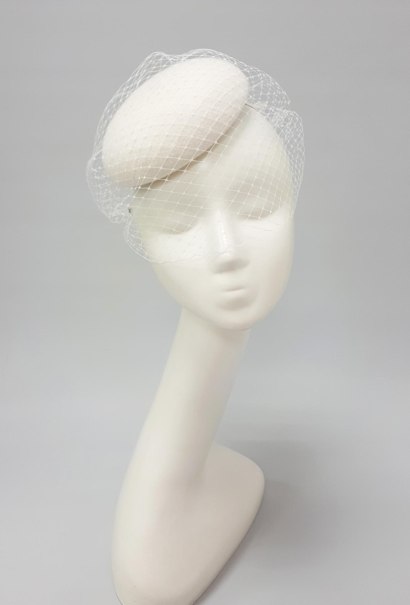 Свадебная белая с жемчугом шляпка-таблетка 