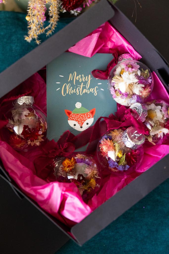 Clear Baubles with Dried Flowers Gift Set