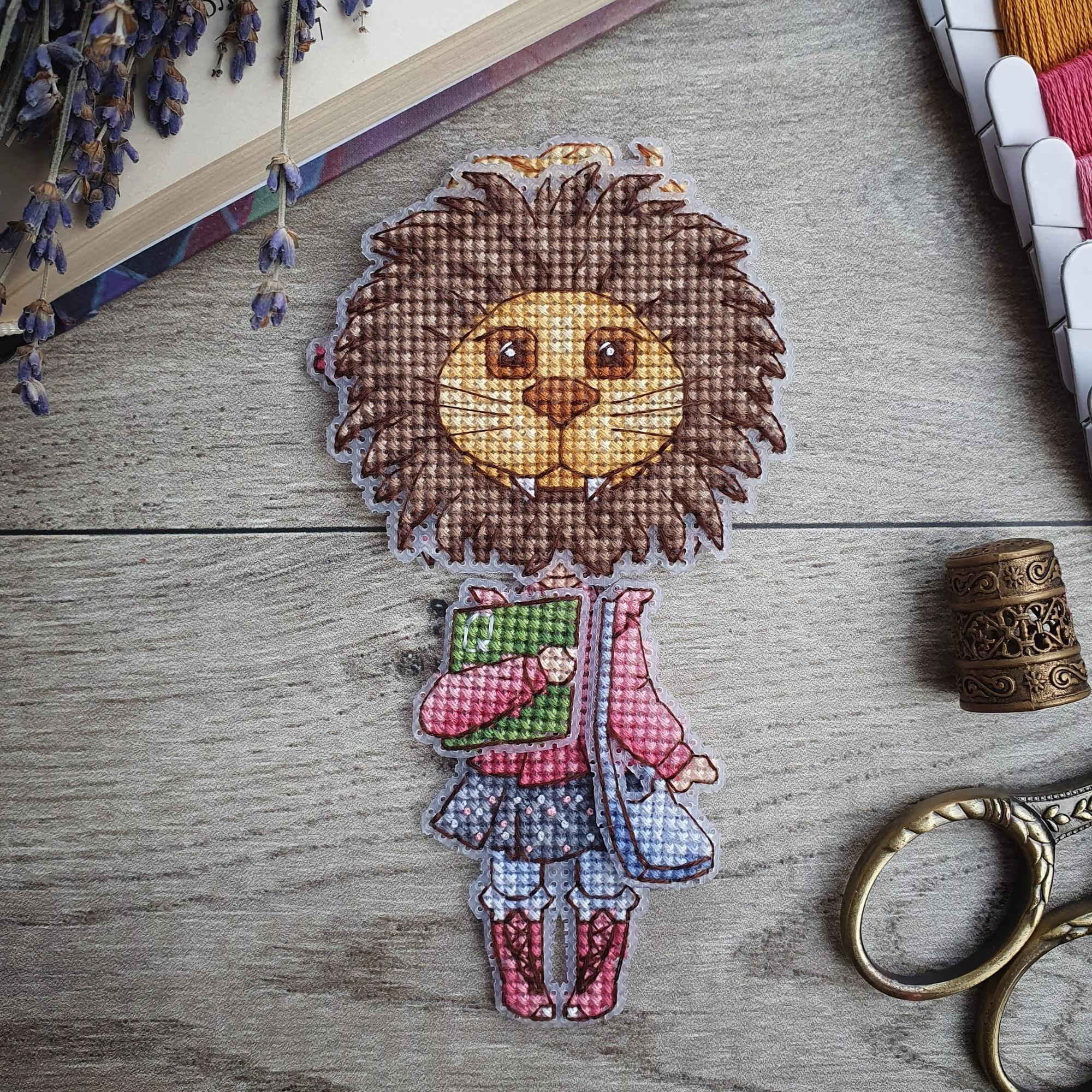 Луна та голова лева