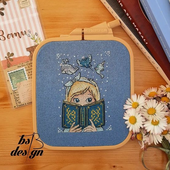 Дівчинка з книгою