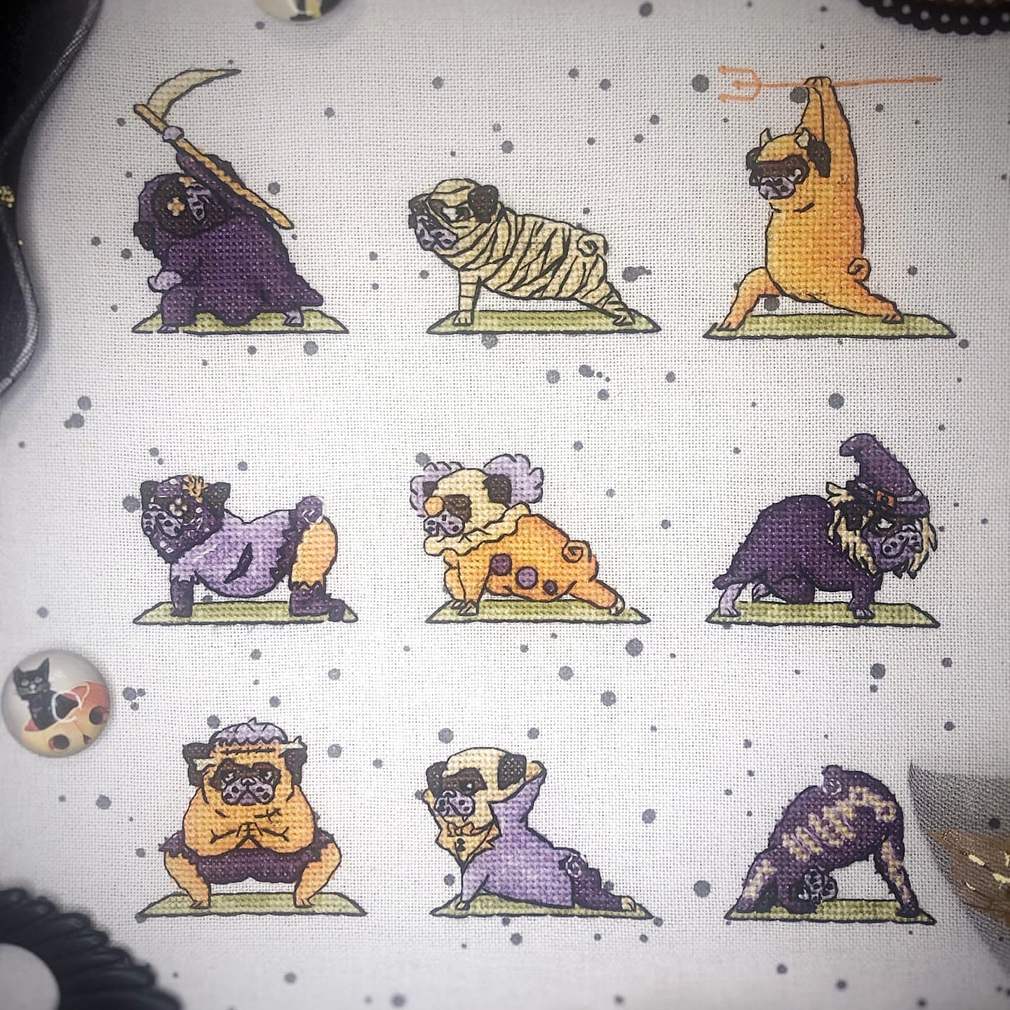 Хелловінська мопсо-йога