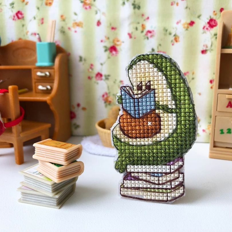 Авокадо з книгами