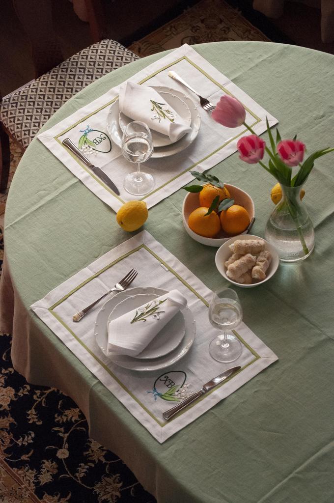 Комплект салфеток оттенок Белый с вышивкой Подснежники