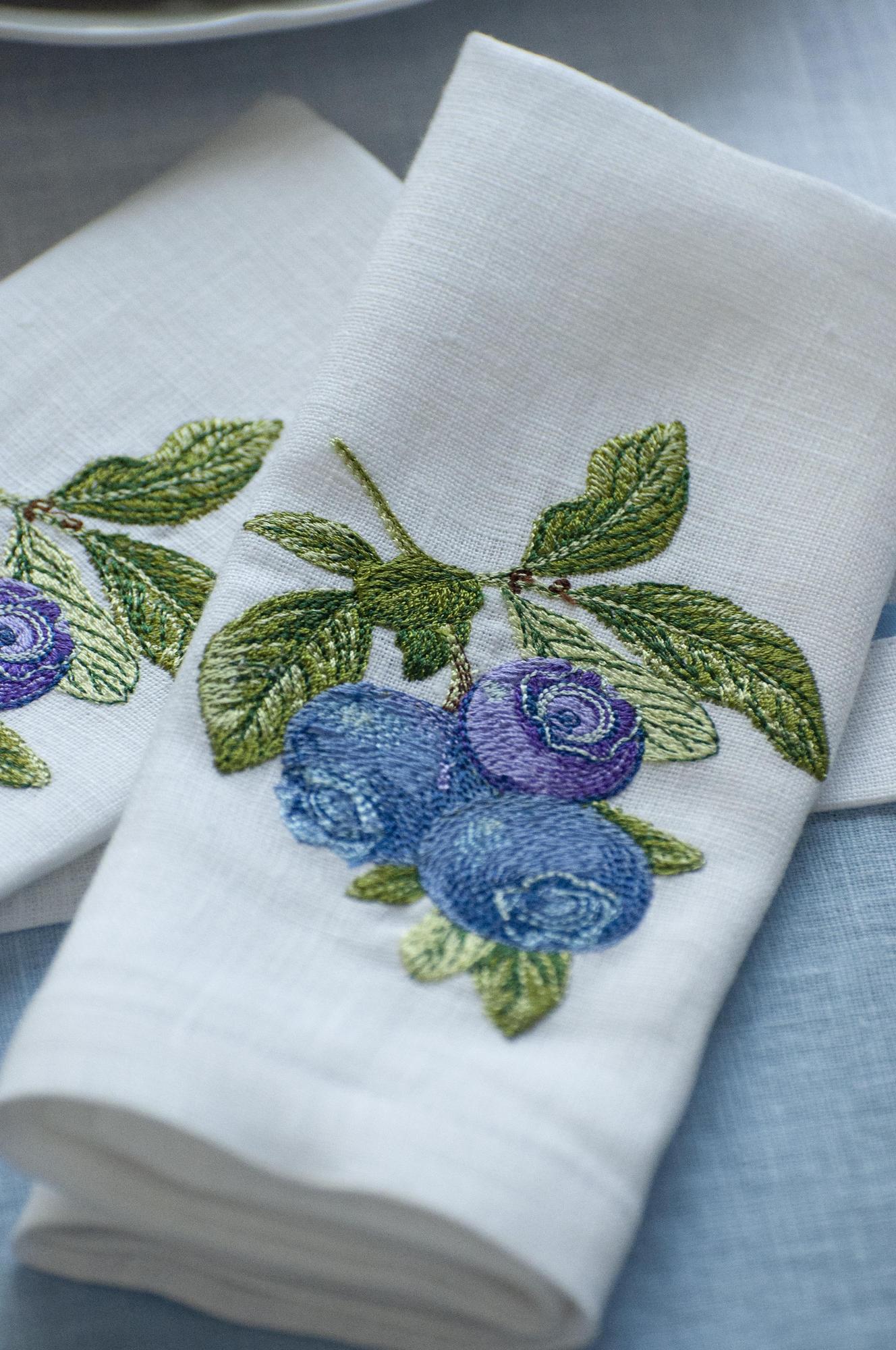 Комплект салфеток оттенок Белый с вышивкой Черника