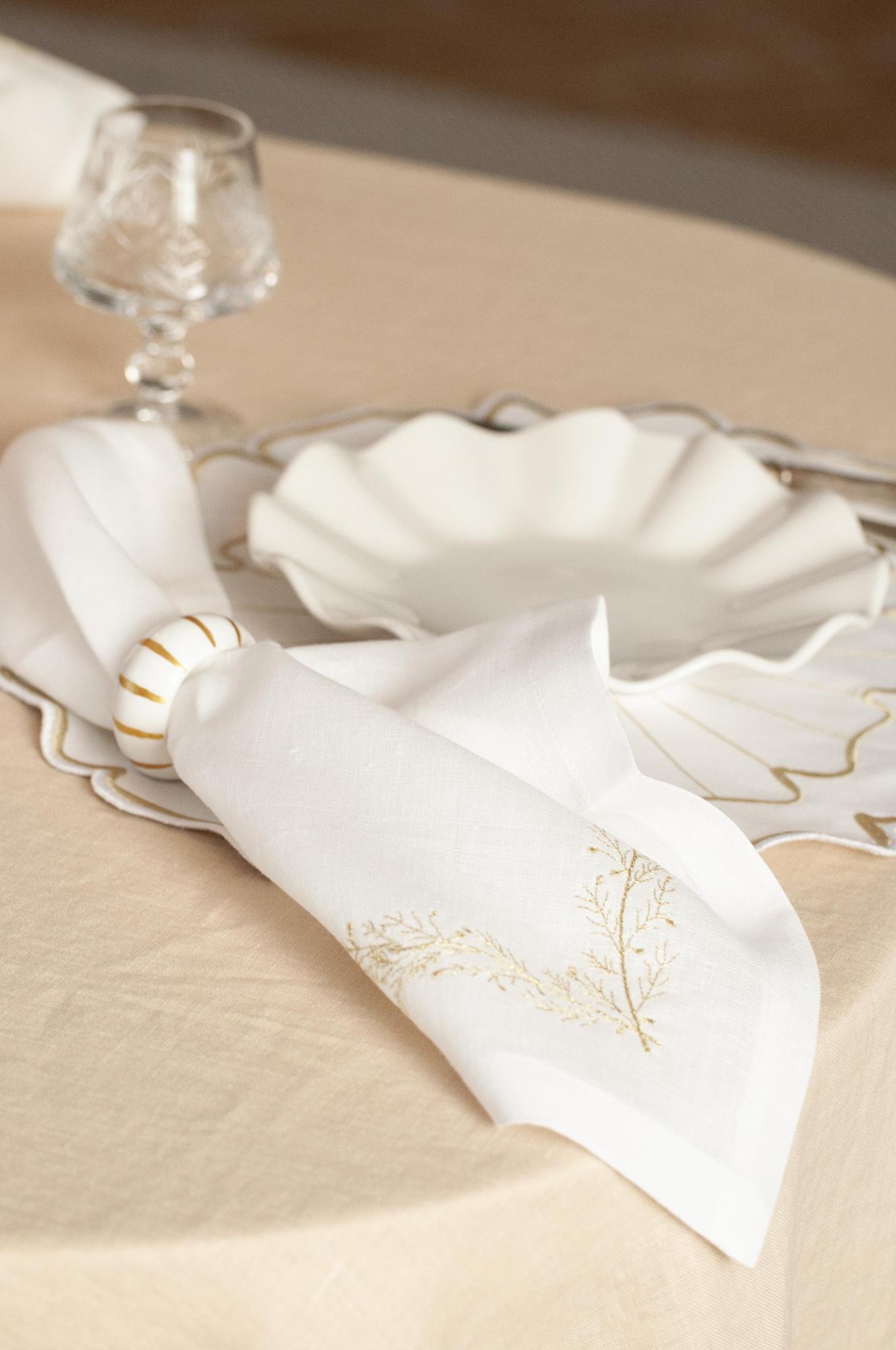 Комплект салфеток оттенок Белый с вышивкой Веточка
