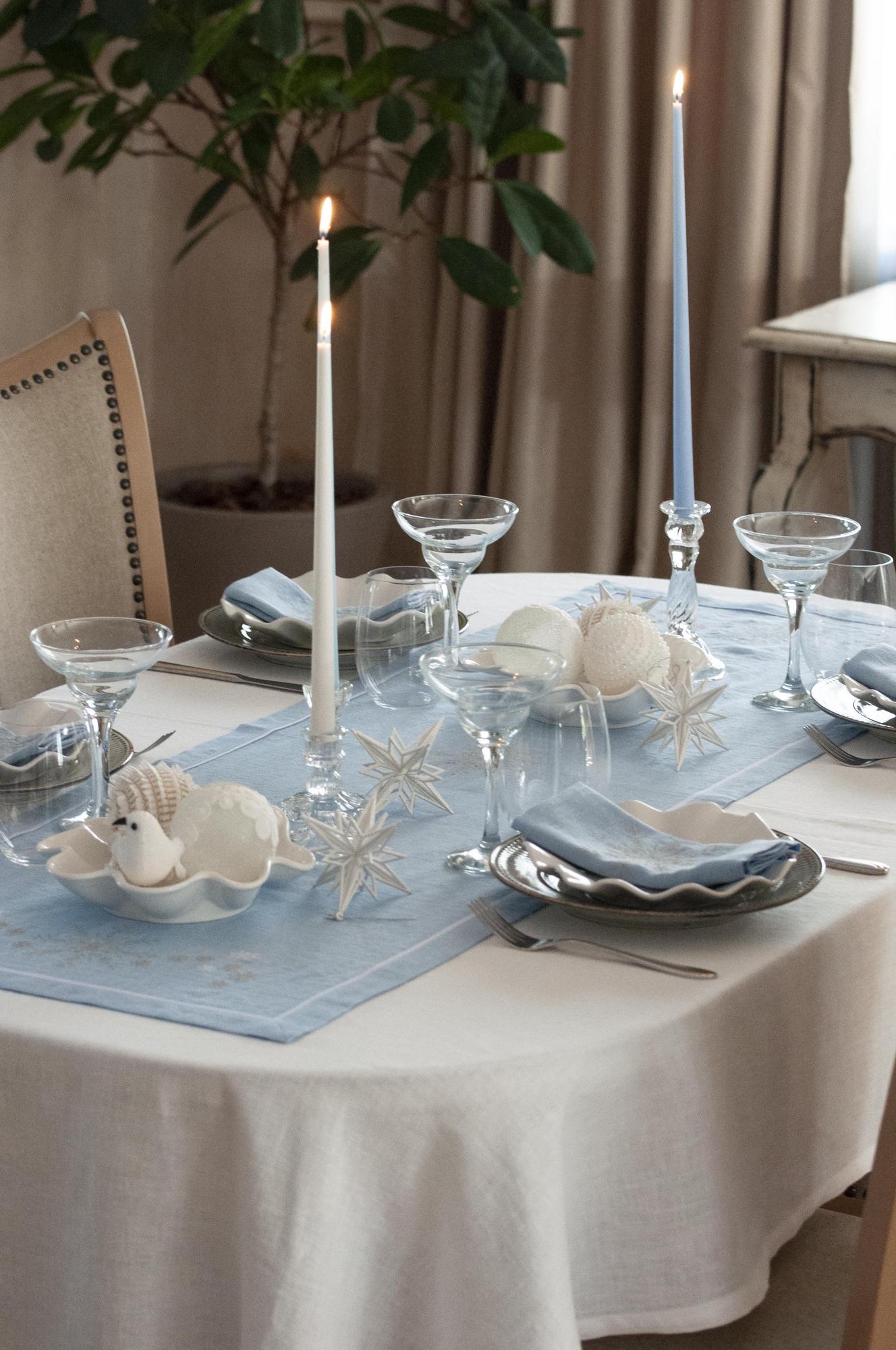 Раннер  оттенок Аквамарин с вышивкой Снежинки