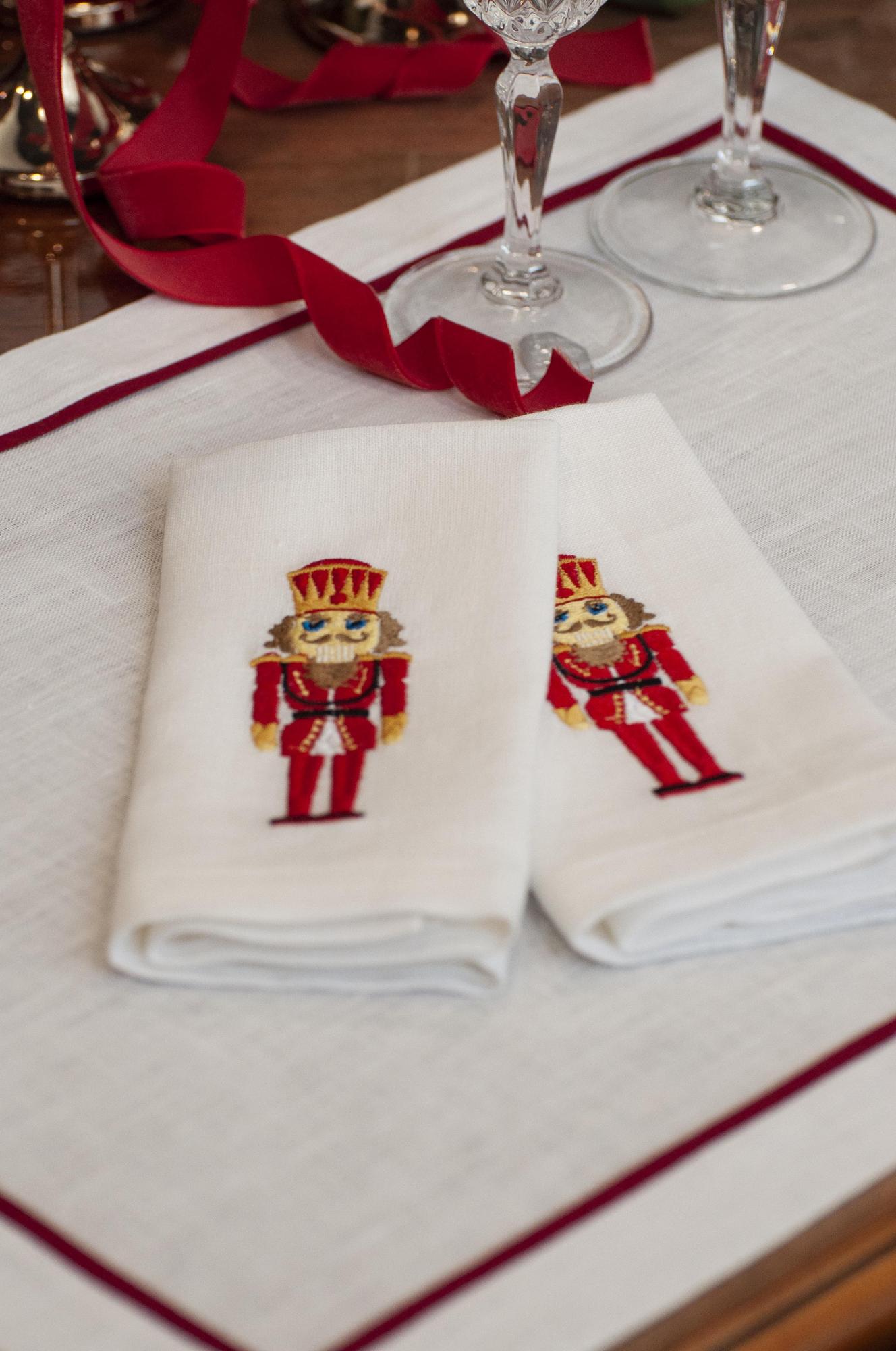 Комплект салфеток оттенок Белый с вышивкой Щелкунчик