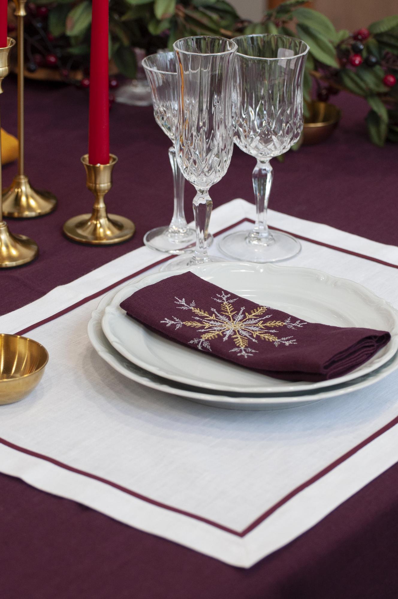 Комплект салфеток оттенок Бордо с вышивкой Снежинка