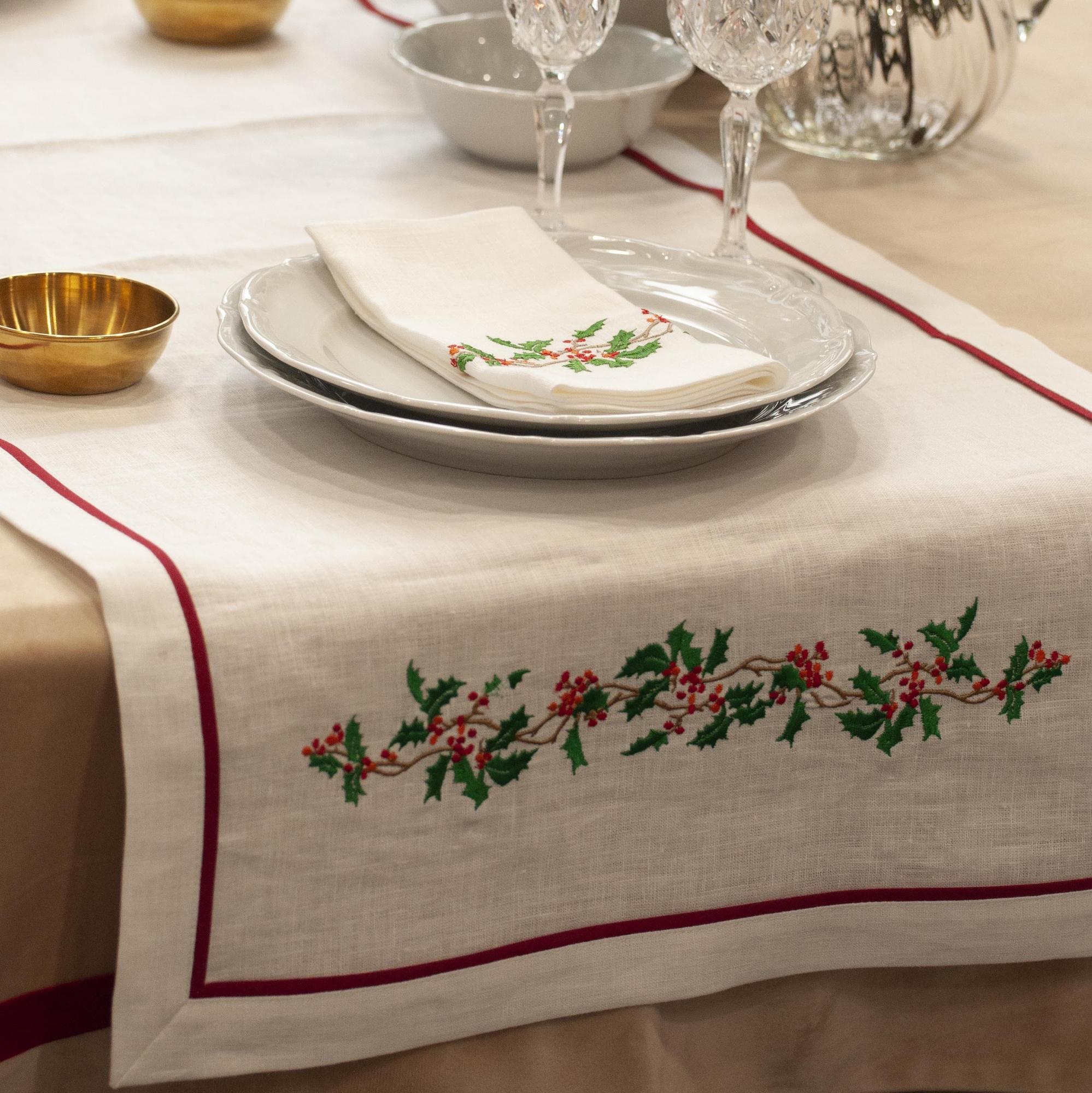 Раннер  оттенок Белый с кантом и вышивкой Остролист