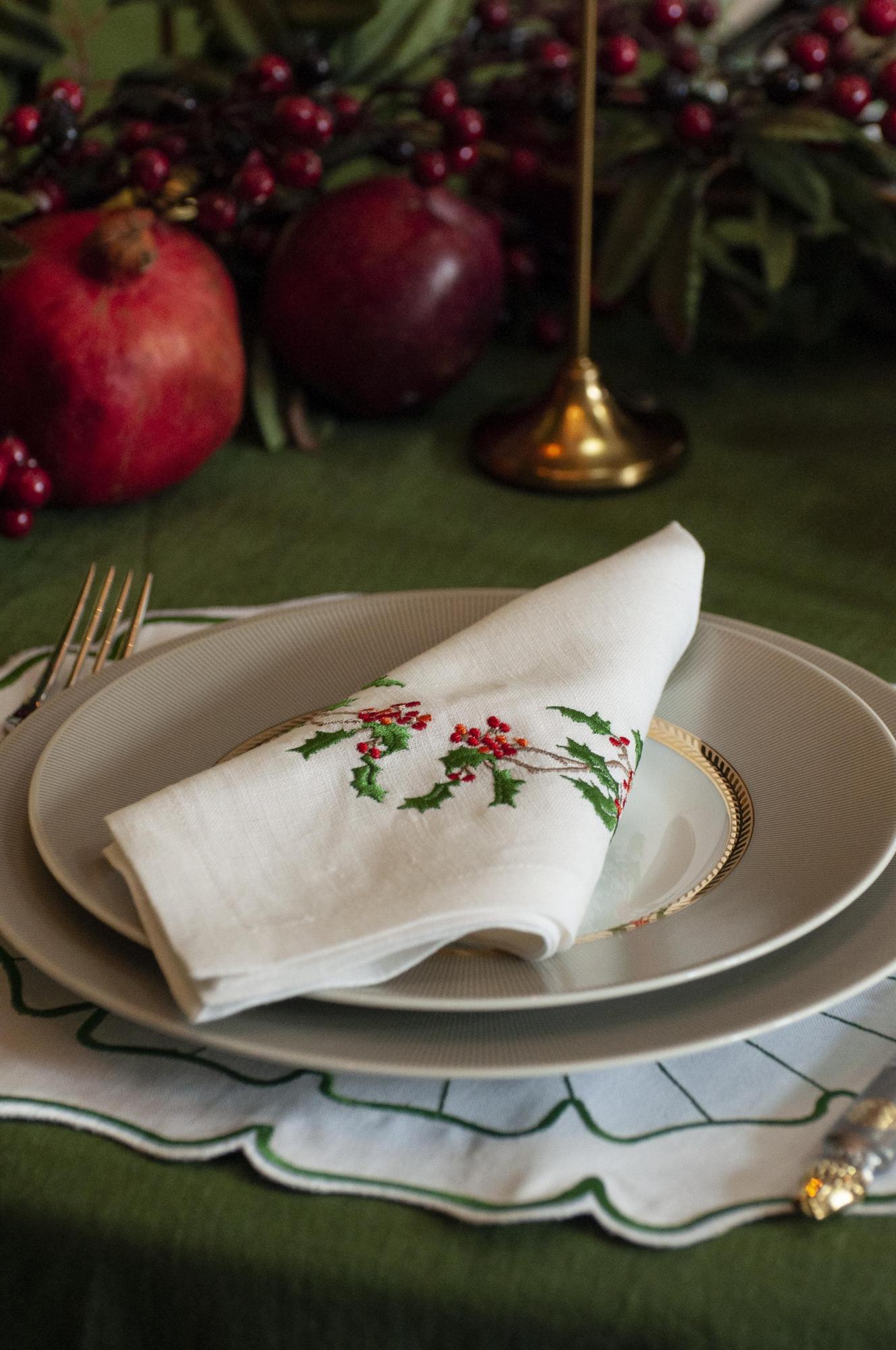 Комплект салфеток оттенок Белый с вышивкой Остролист
