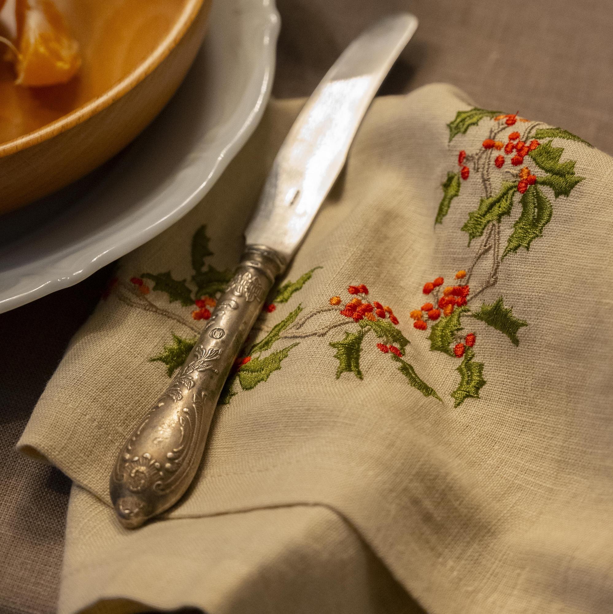 Комплект салфеток оттенок Песок с вышивкой Остролист