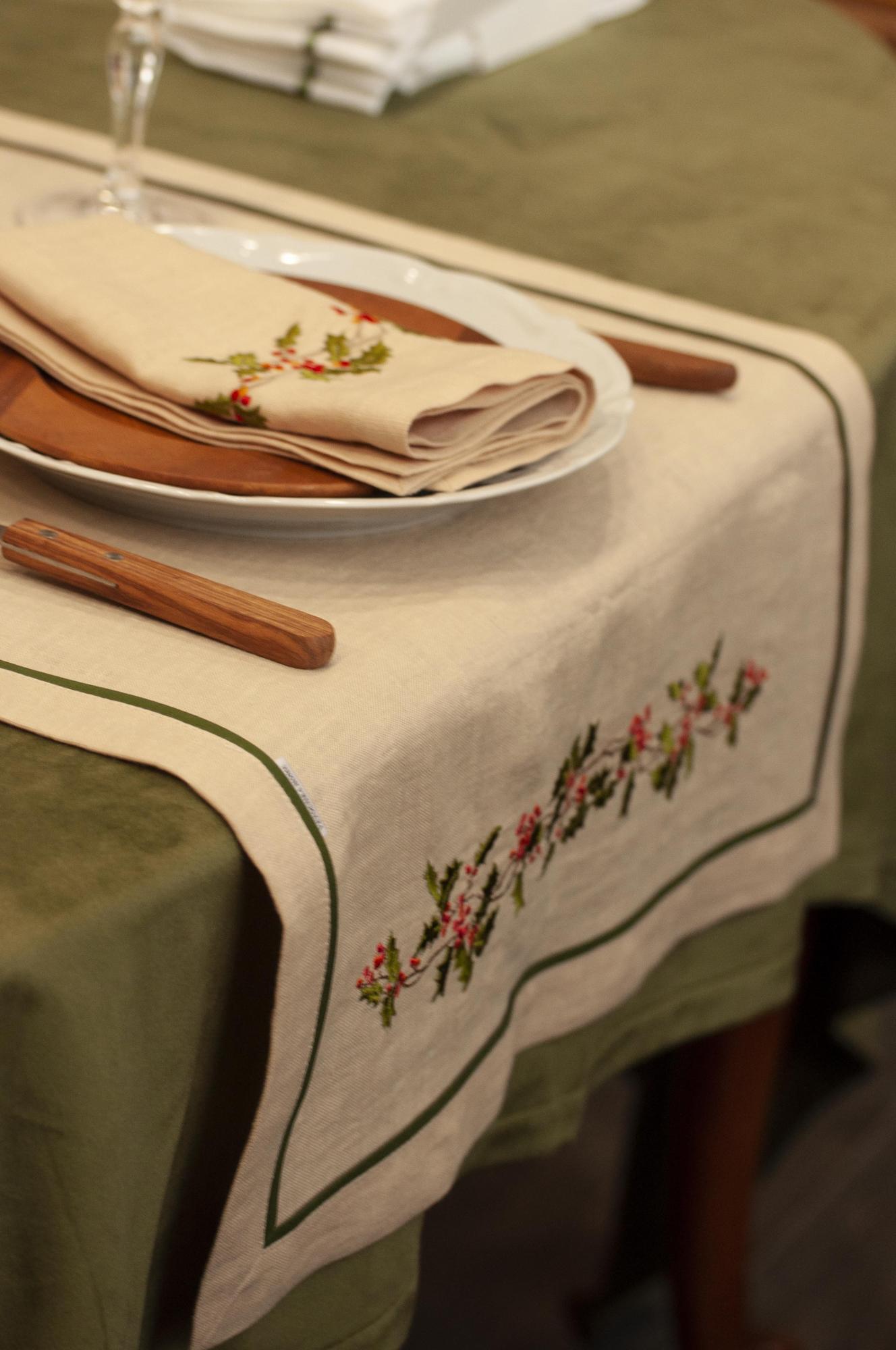 Раннер  оттенок Песок с кантом и вышивкой Остролист