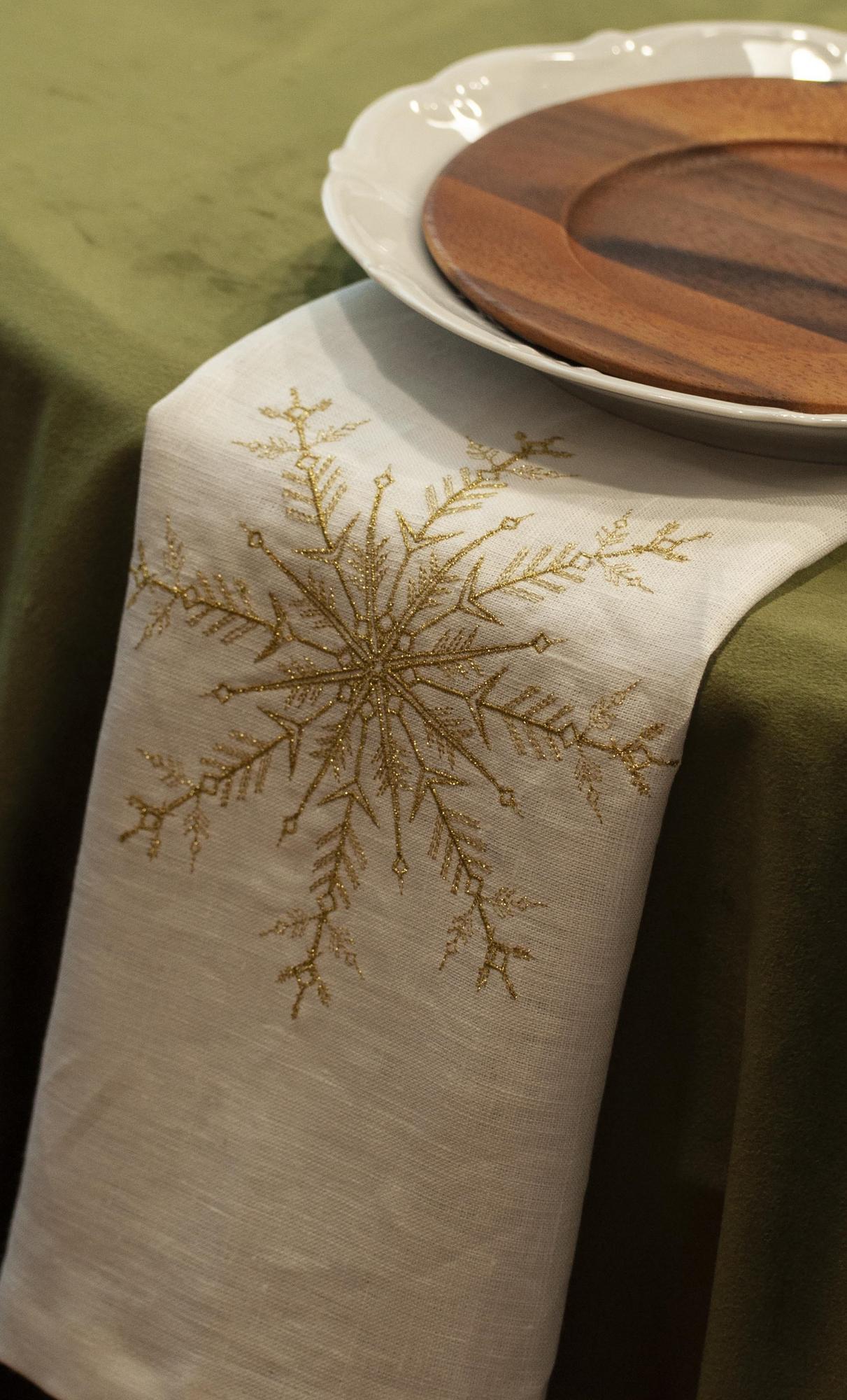 Комплект салфеток оттенок Белый с вышивкой Снежинка