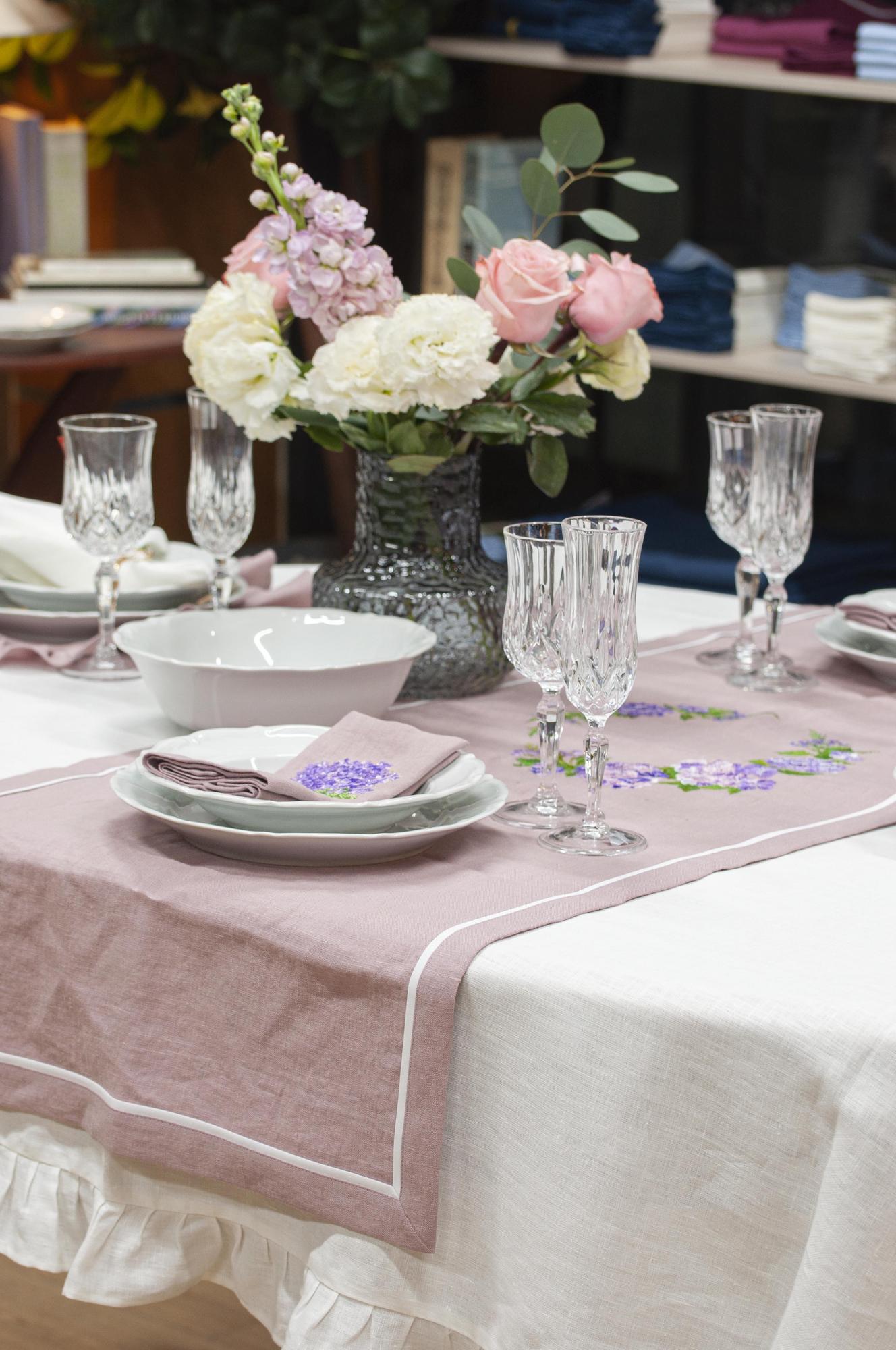 Раннер  оттенок Сорбет с вышивкой Гортензия