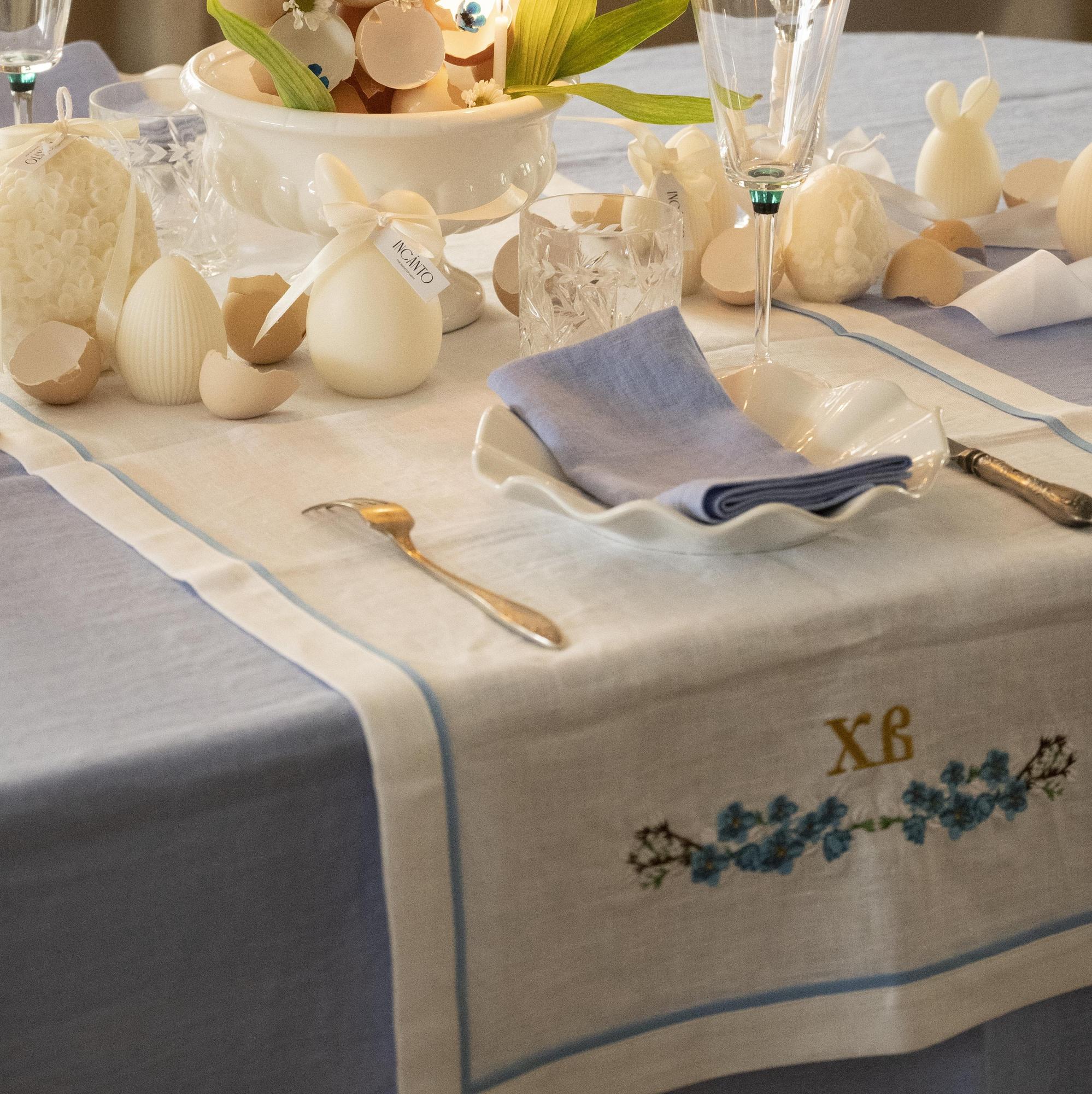 Раннер  оттенок Белый с вышивкой голубые цветы ХВ