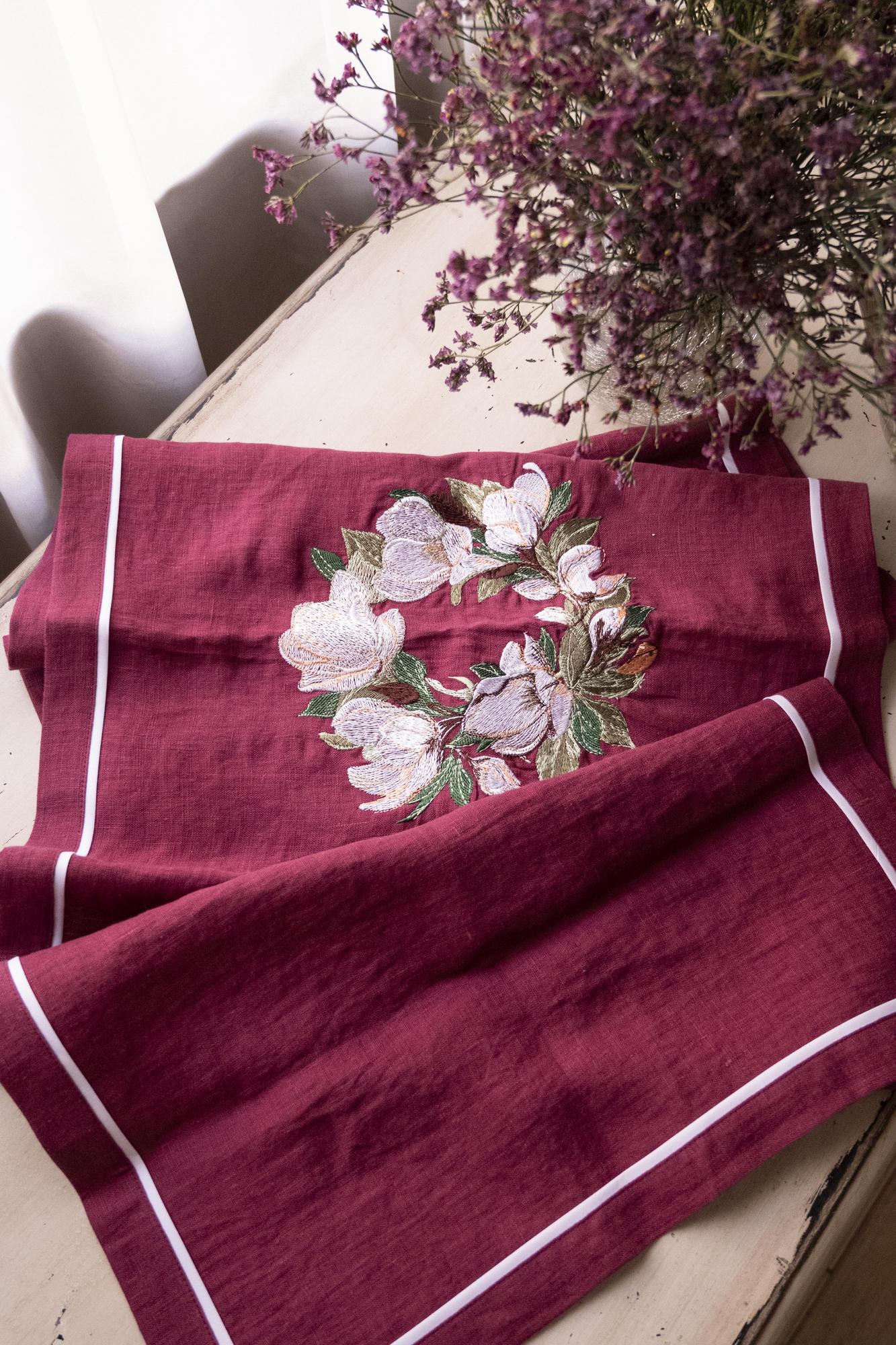 Раннер  оттенок Пион с вышивкой магнолия