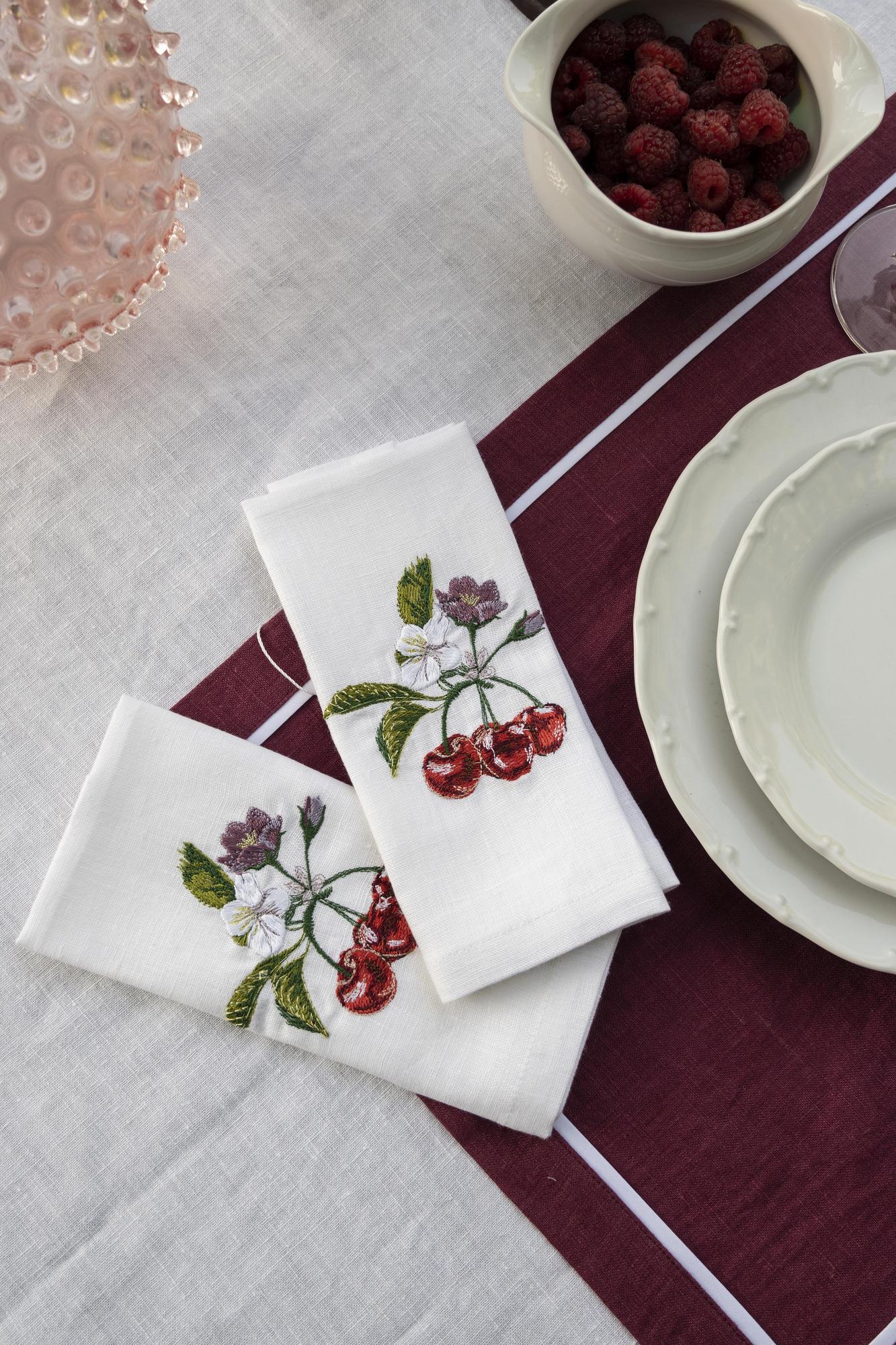 Комплект салфеток оттенок Белый с вышивкой черешня