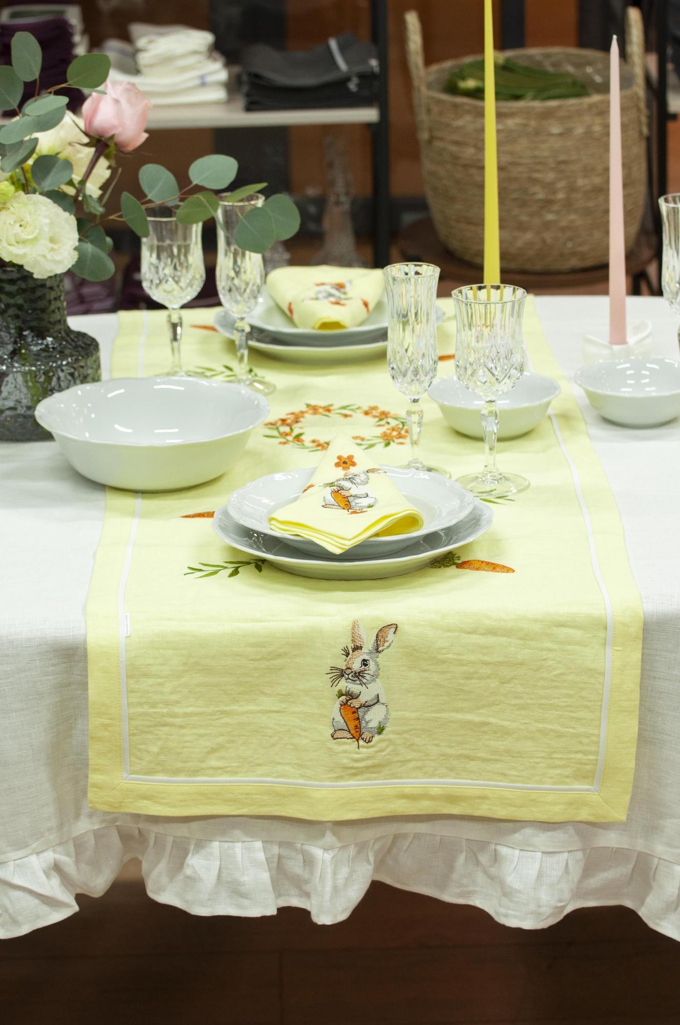 Раннер  оттенок  Крем-Брюле с вышивкой Зайка