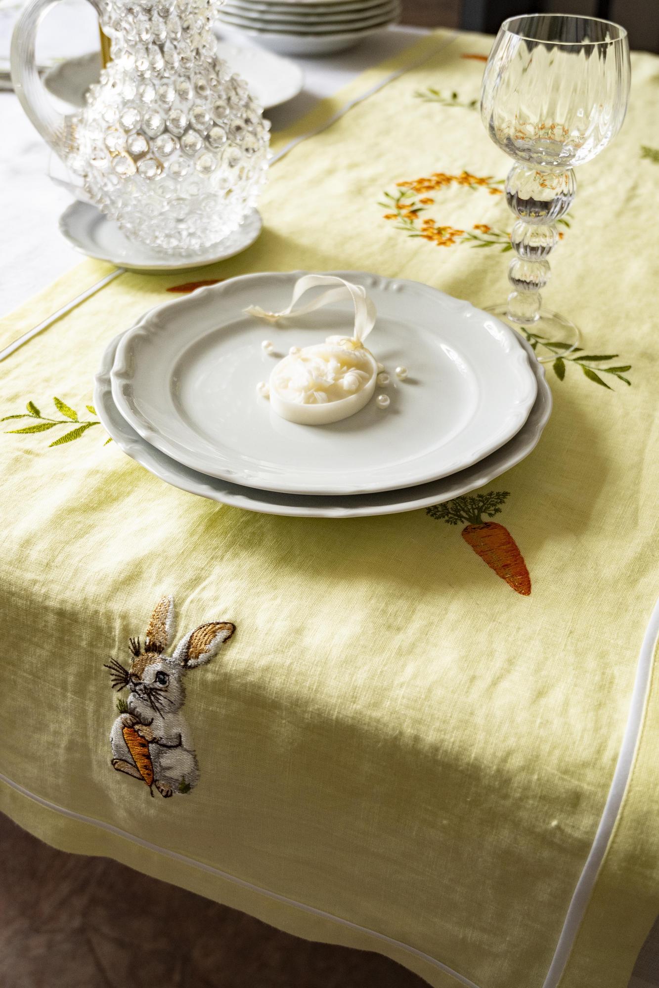 Раннер  оттенок  Крем-Брюле с вышивкой Зайка