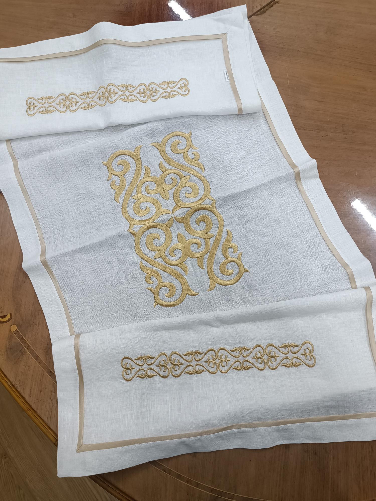 Раннер  оттенок Белый с вышивкой Орнамент