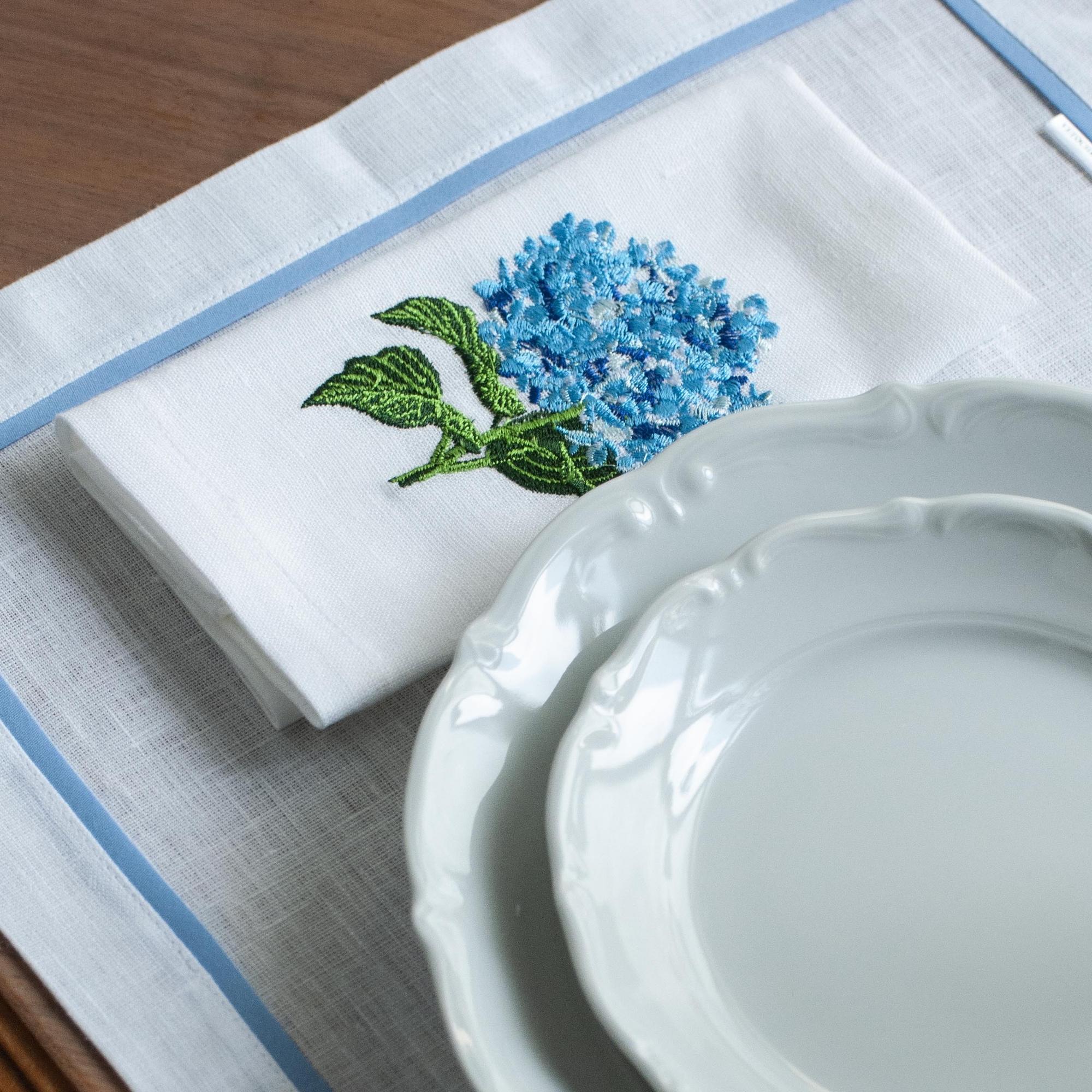 Комплект салфеток оттенок Белый с вышивкой Гортензия
