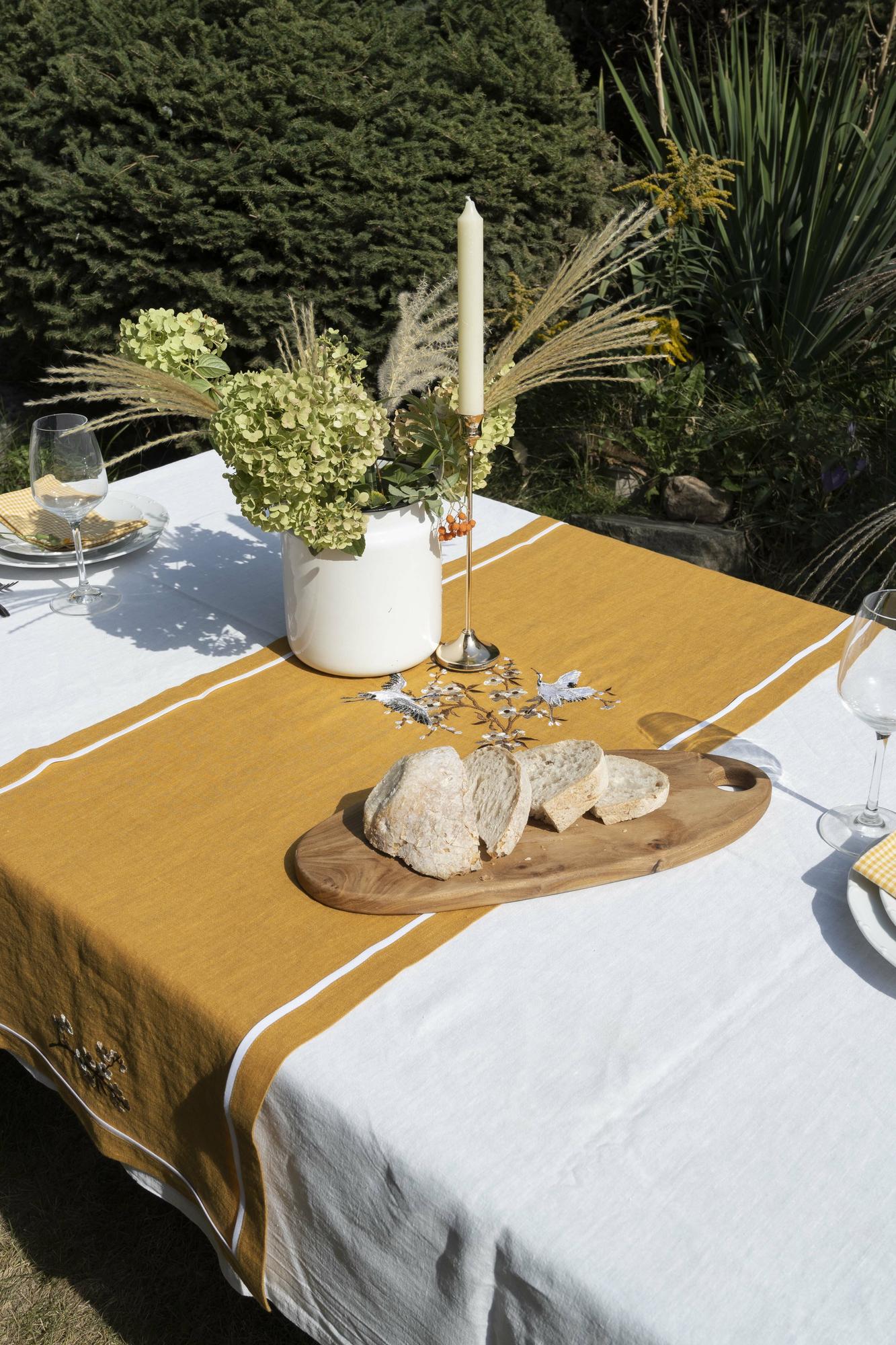 Раннер оттенок Горчица с вышивкой Журавли