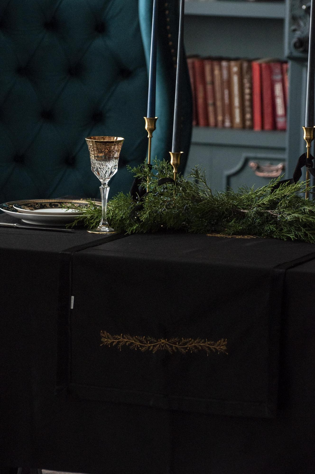 Раннер оттенок Черный с вышивкой Веточка