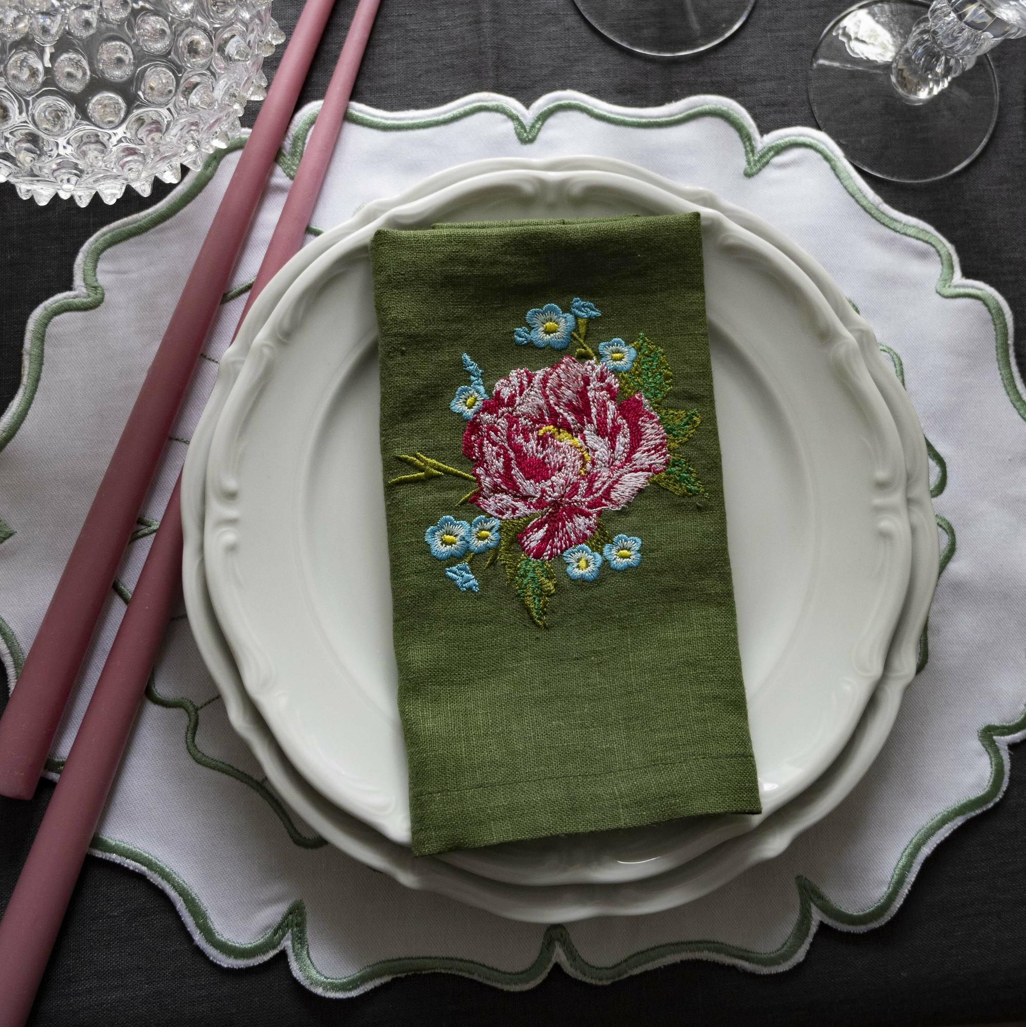Комплект салфеток оттенок Мох с вышивкой Пион