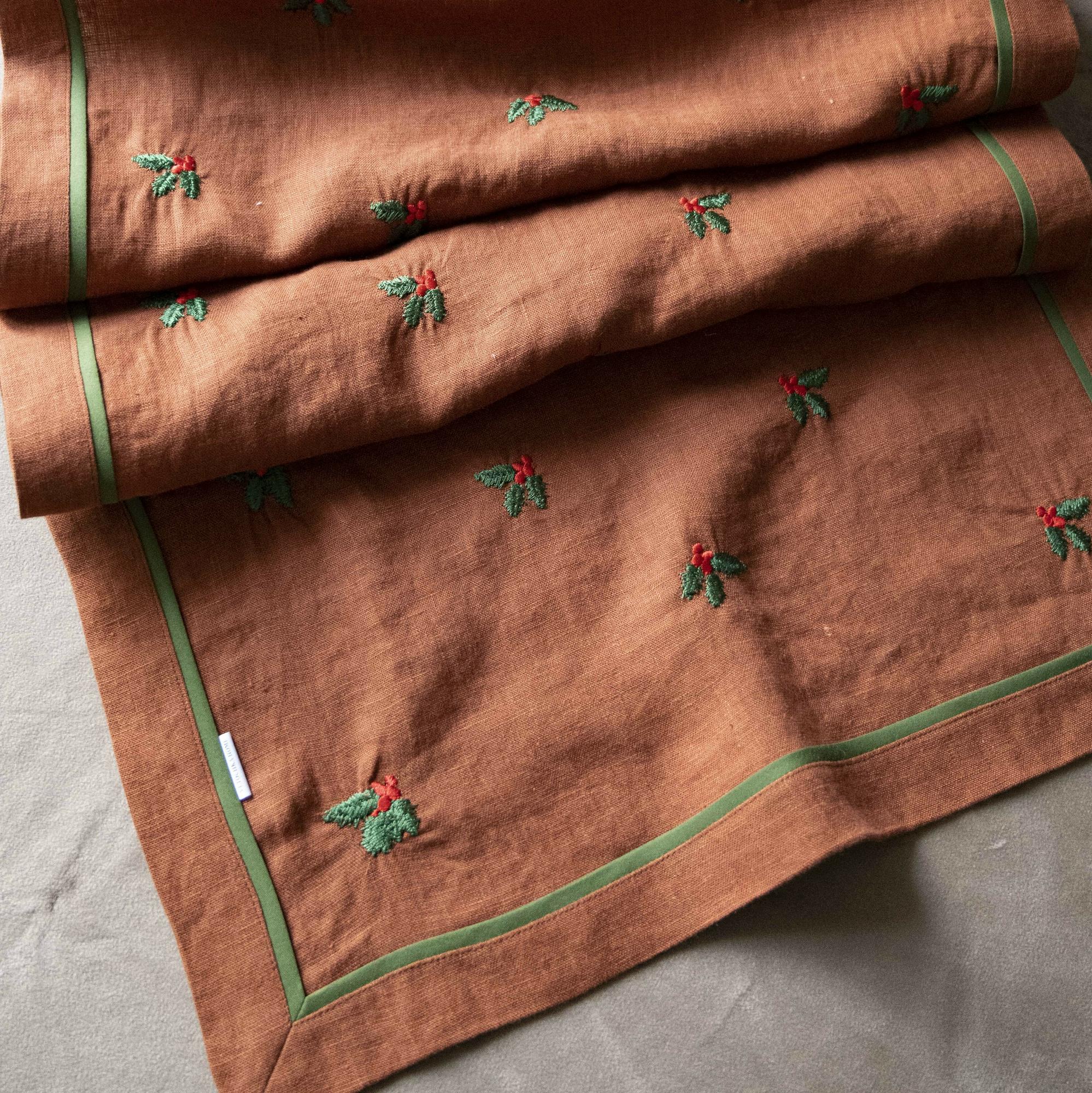 Раннер оттенок Каньон c вышивкой Остролист