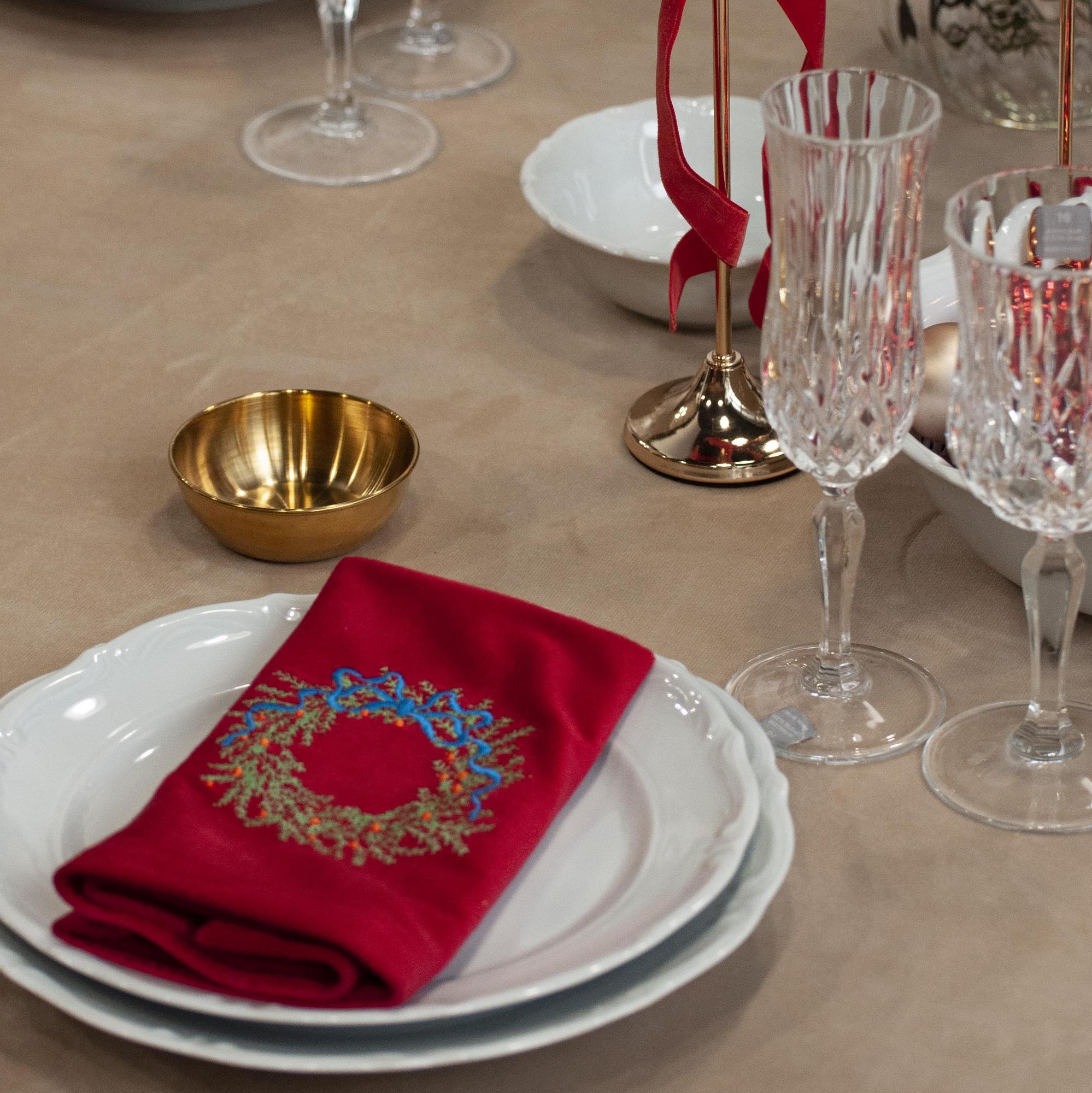 Комплект салфеток оттенок Алый, велюр c вышивкой Венок