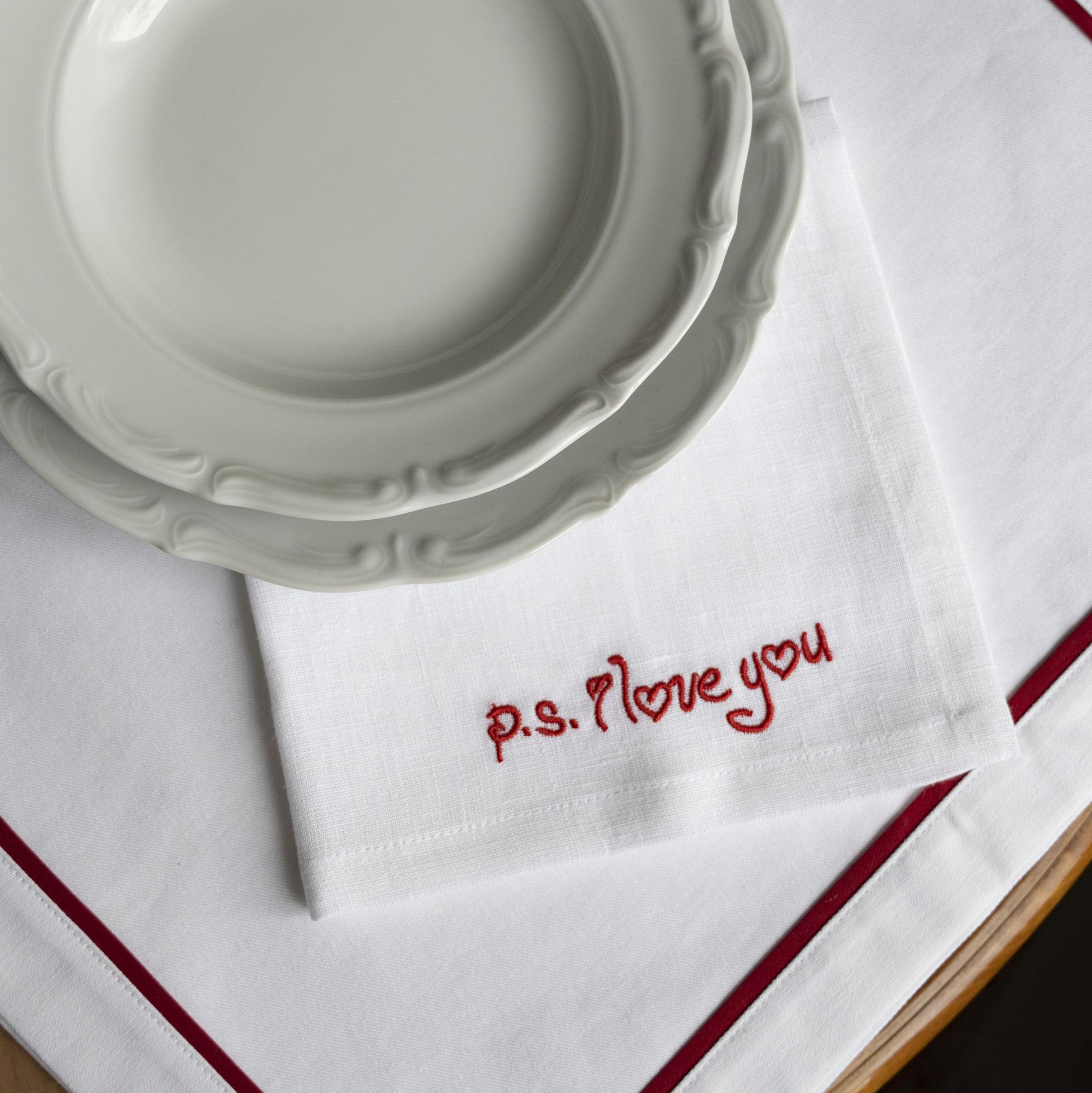 Комплект салфеток оттенок Белый с вышивкой Love