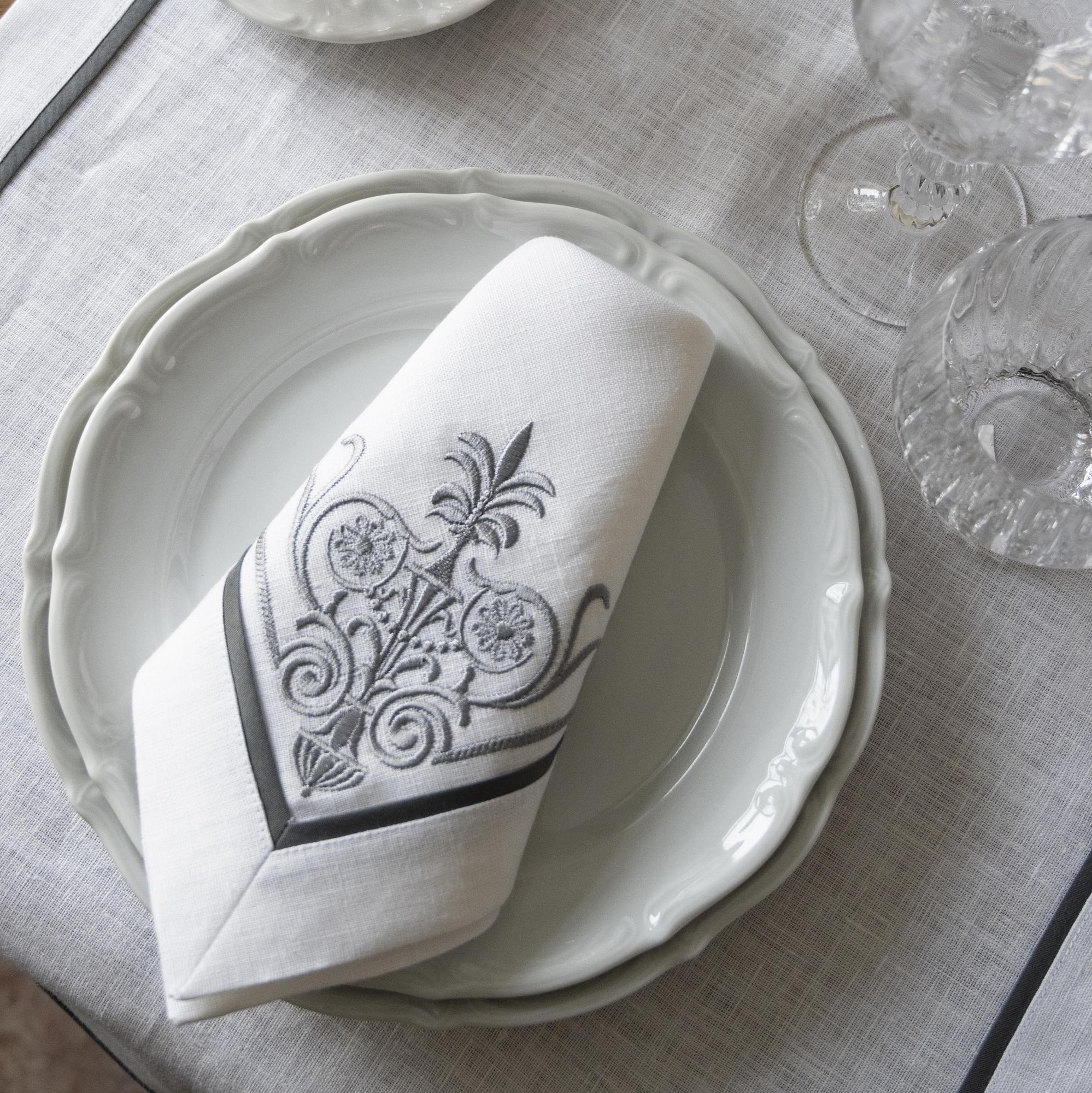 Комплект салфеток с кантом и вышивкой Ампир