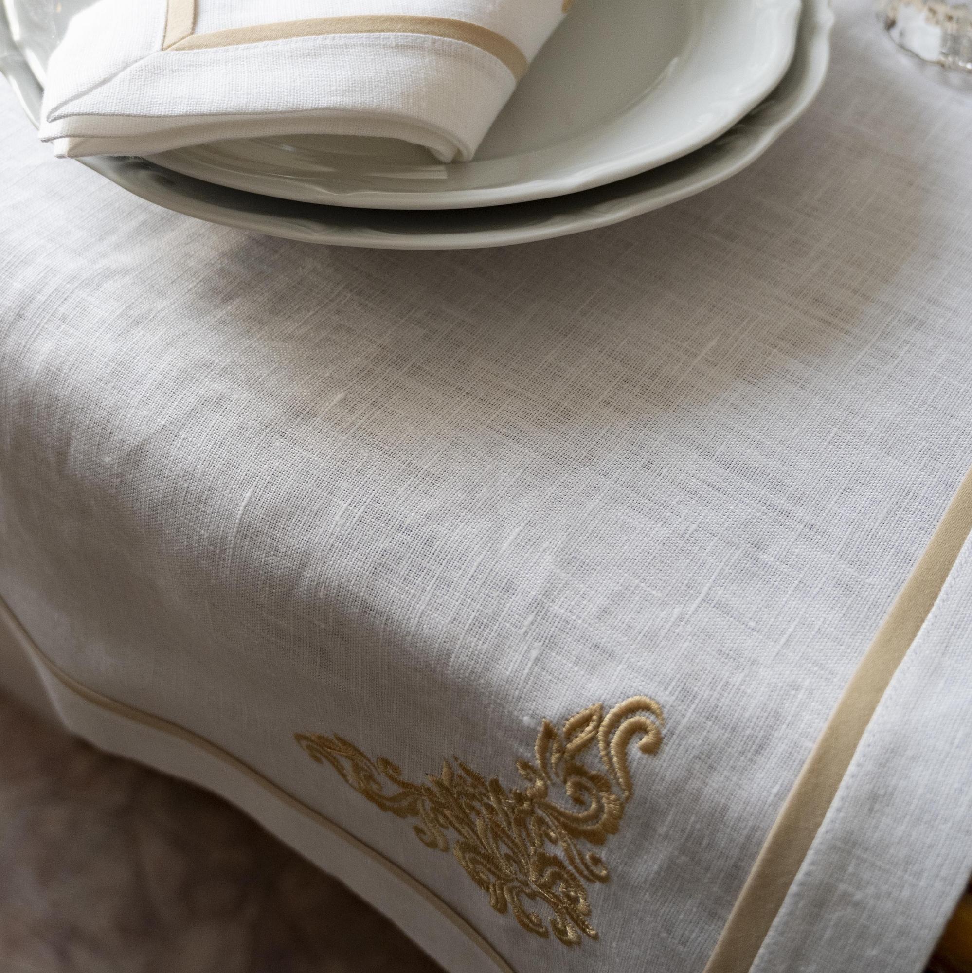 Раннер оттенок Белый с вышивкой Барокко