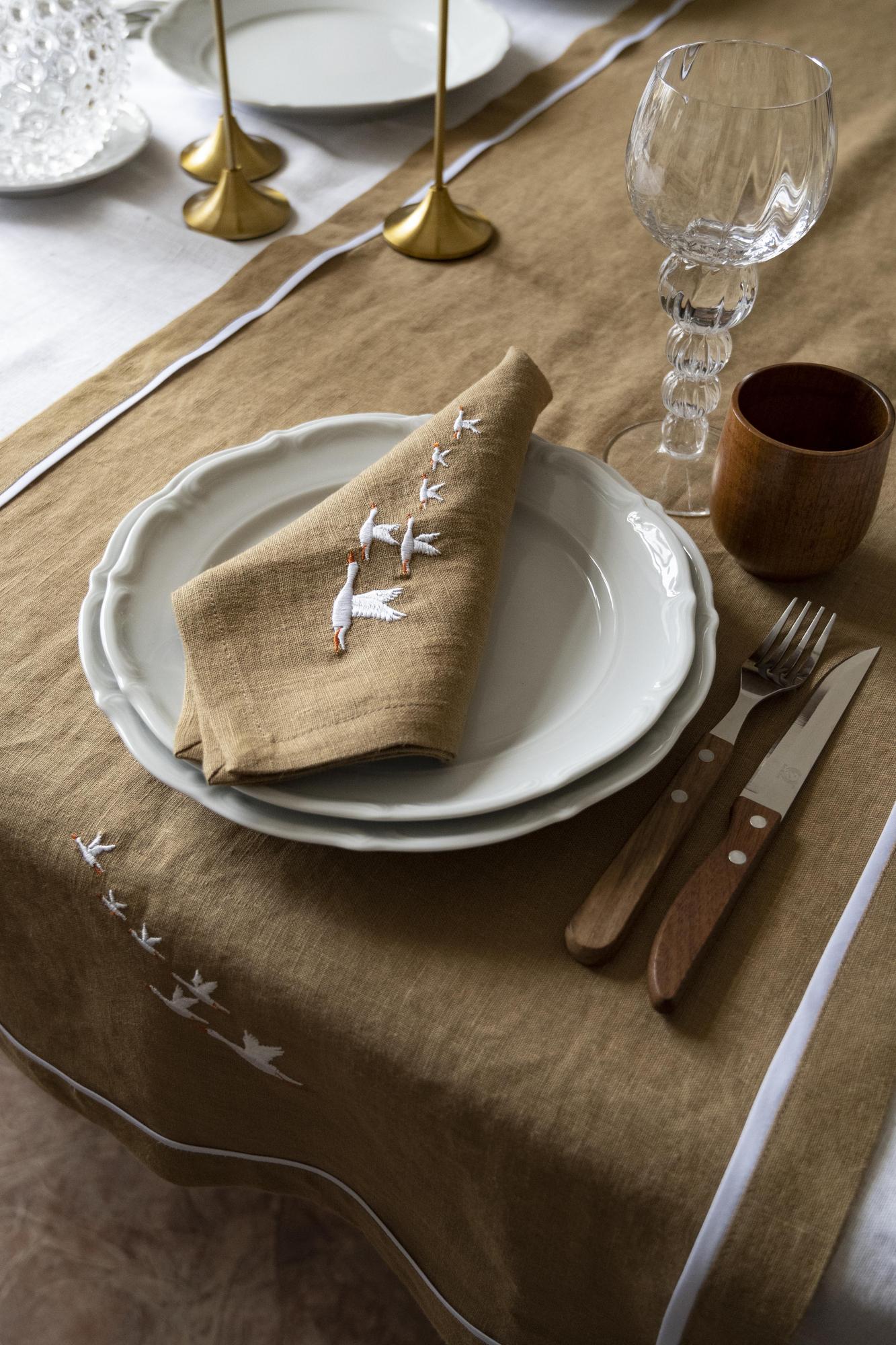 Раннер Сахара с кантом и вышивкой Гуси